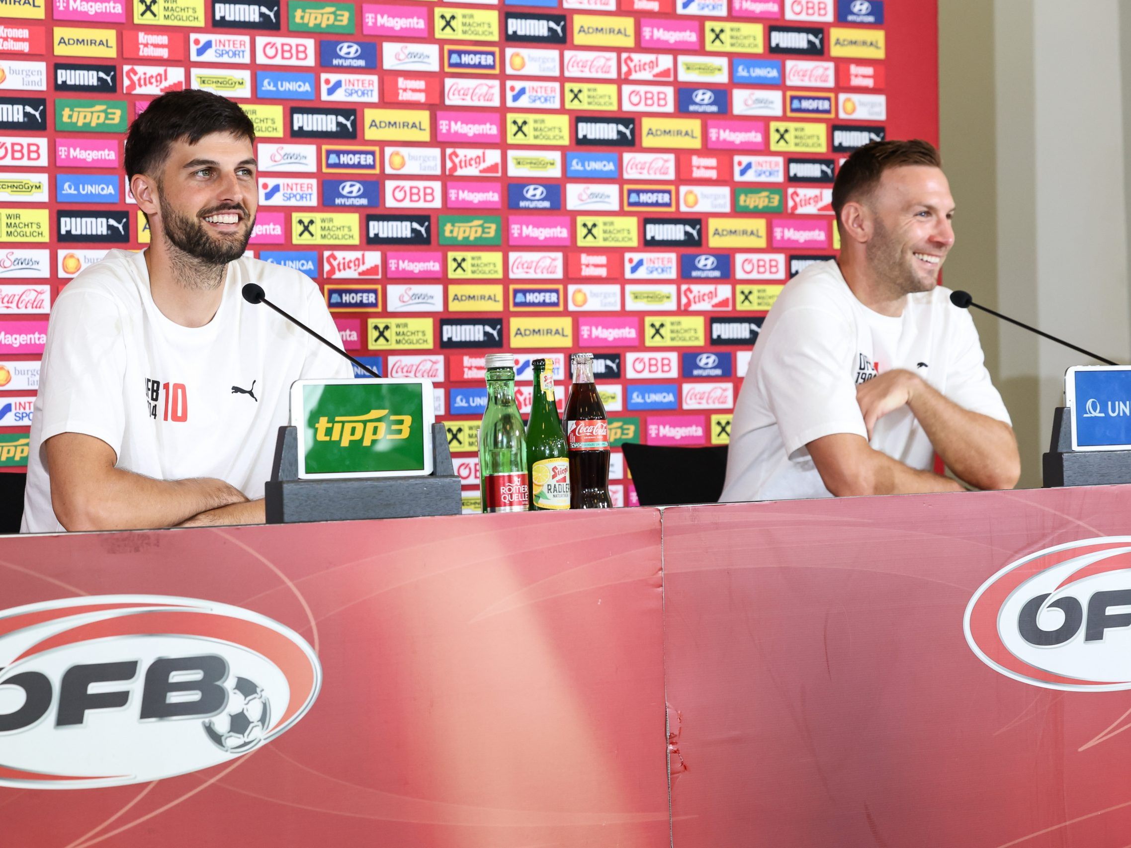 Gute Laune auf der Pressekonferenz des ÖFB mit Florian Grillitsch und Andreas Weimann.