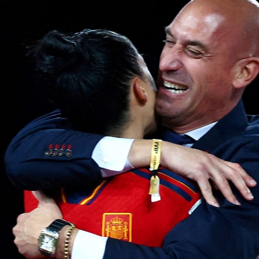 Ein erzwungener Kuss gilt als sexueller Übergriff, bestätigt Spaniens Oberstes Gericht.