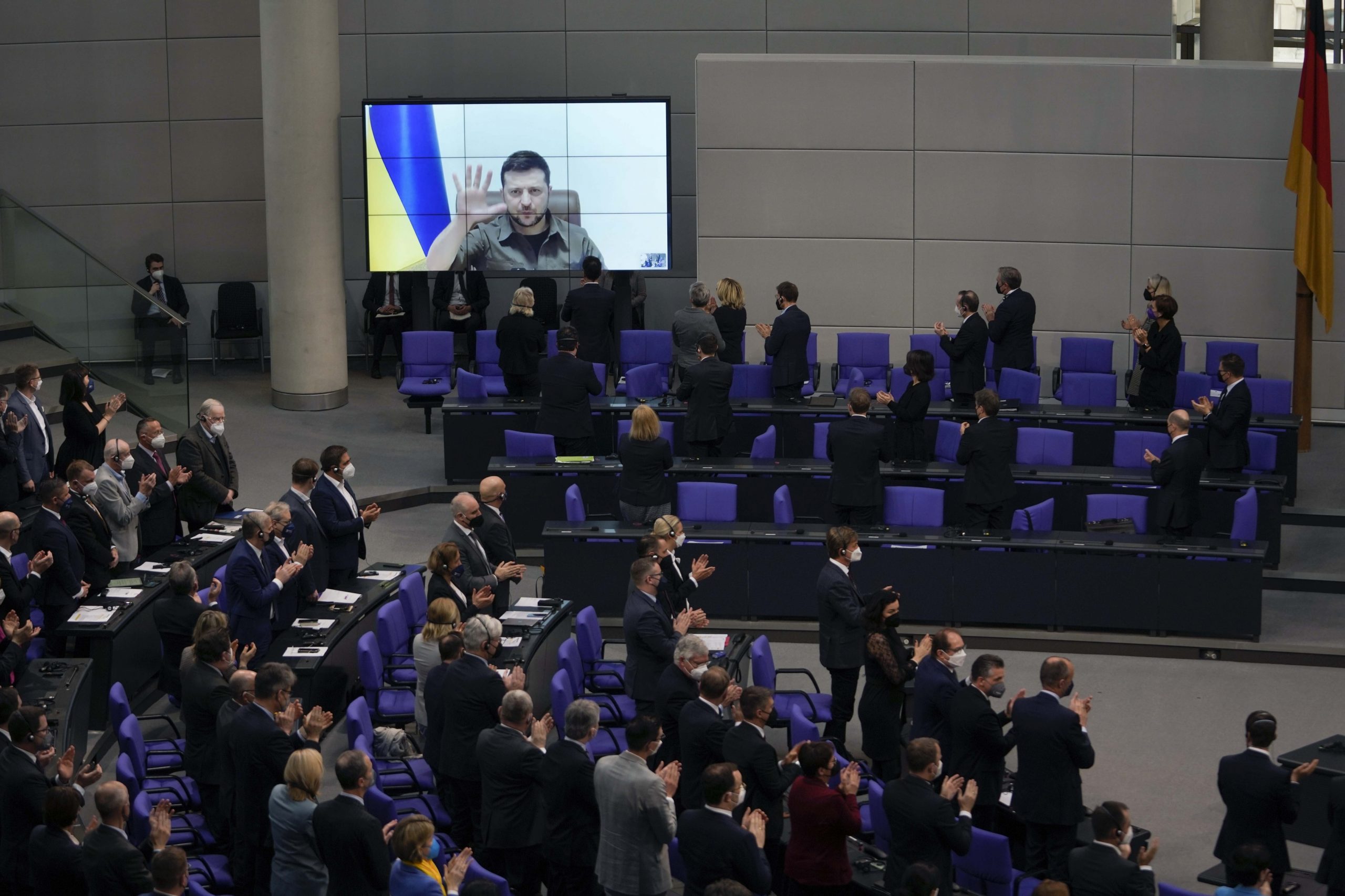 Mitglieder des deutschen Bundestags applaudieren dem ukrainischen Präsidenten Wolodymyr Selenskyj stehend, nachdem er eine virtuelle Ansprache an das Parlament im Reichstagsgebäude in Berlin Mitglieder des deutschen Bundestags applaudieren dem ukrainischen Präsidenten Wolodymyr Selenskyj stehend, nachdem er eine virtuelle Ansprache an das Parlament im Reichstagsgebäude in Berlin