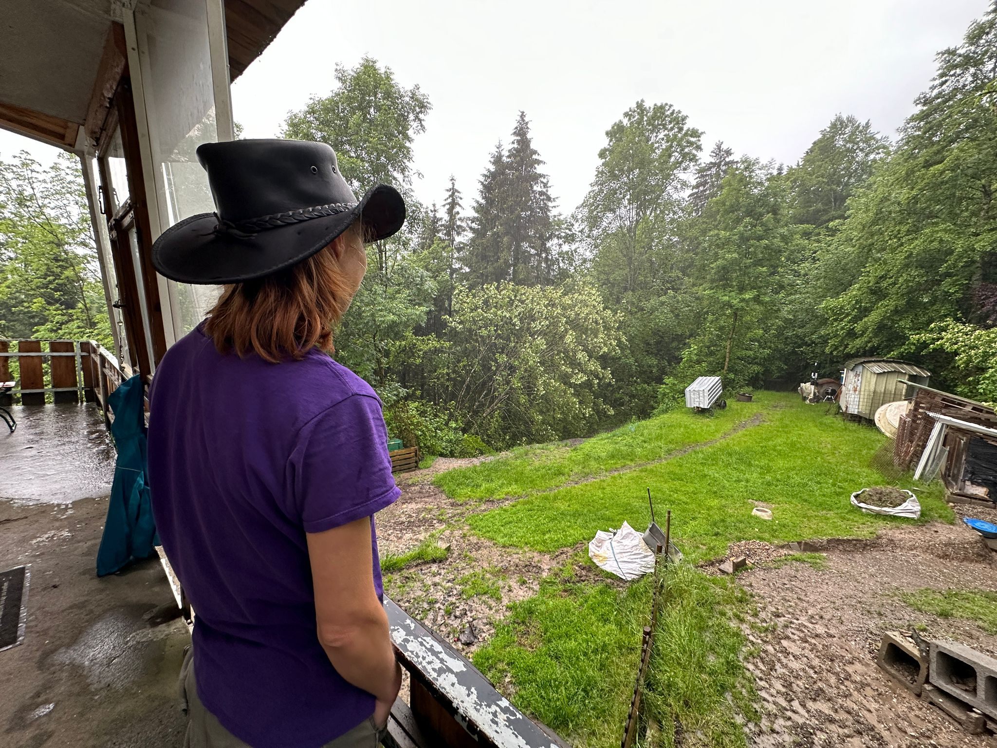 Hausbewohnerin Nicole bemerkte den Rutsch in ihrem Garten.