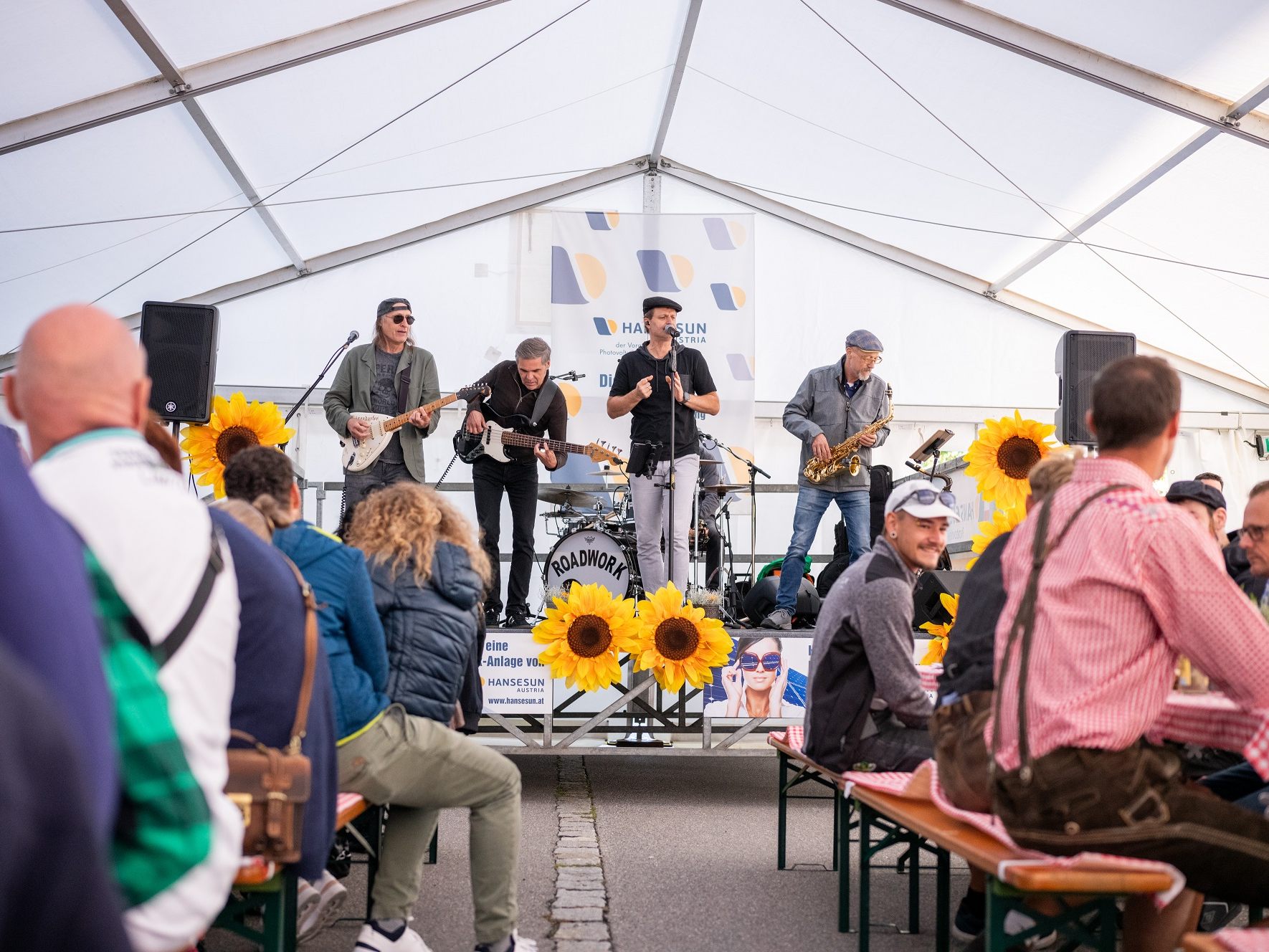 Hansesun erwartet zum zehnjährigen Jubiläum rund 1.000 Gäste beim Sonnenwiesenfest in Röthis. Hansesun erwartet zum zehnjährigen Jubiläum rund 1.000 Gäste beim Sonnenwiesenfest in Röthis.