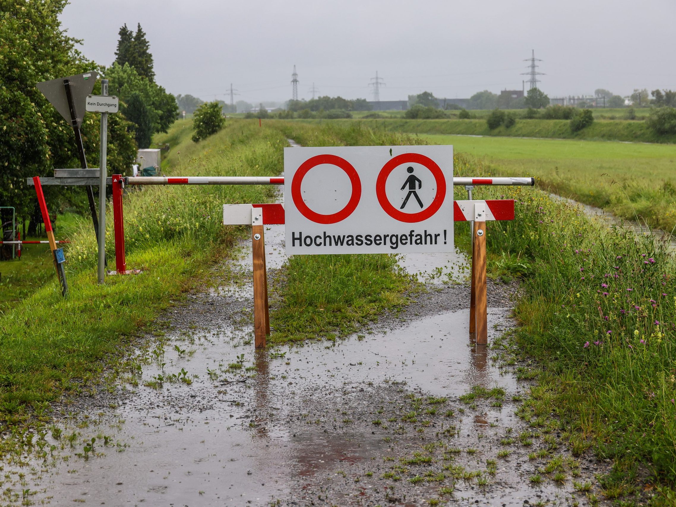 Bereits am Freitag mussten die Feuerwehren zu zahlreichen Einsätzen ausrücken.