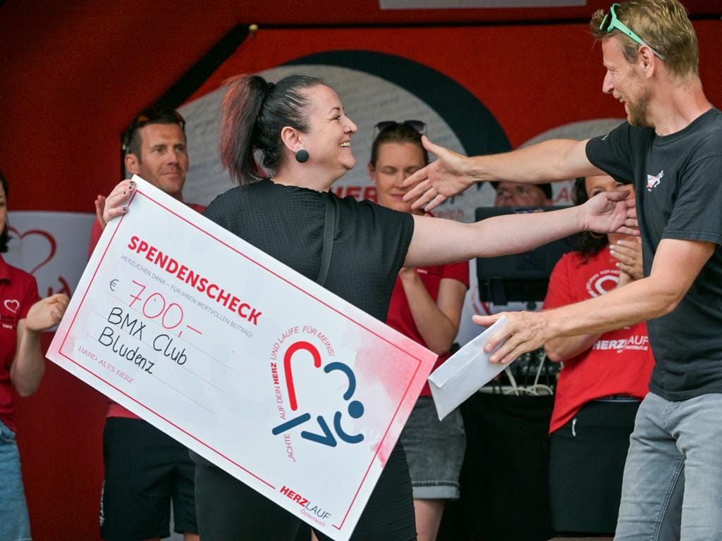 Marina Meyer übergibt den Scheck an Dieter Reis