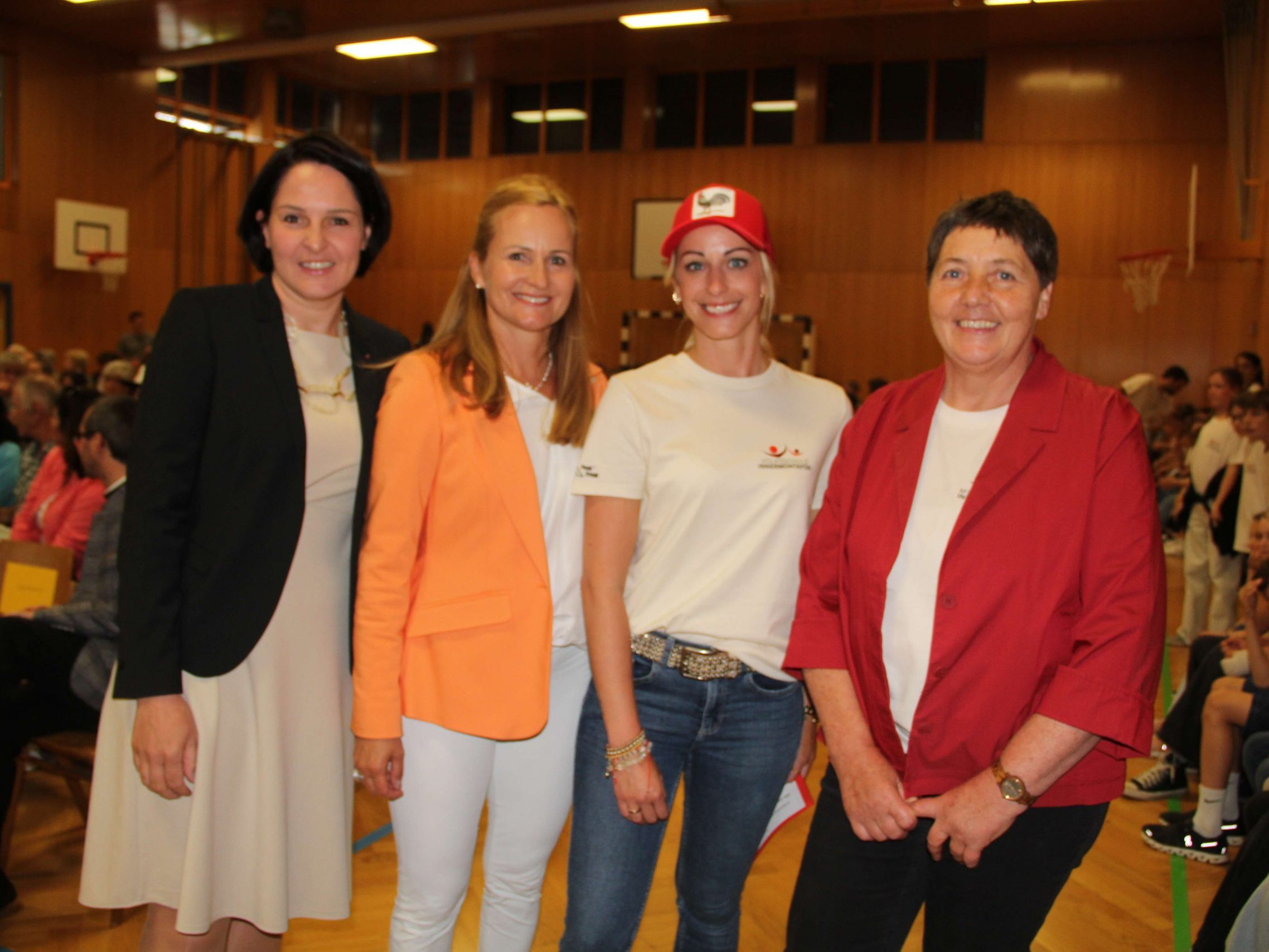 Landtagsvizepräsidentin Monika Vonier mit Schulqualitätsmanagerin Judith Sauerwein und den beiden Schulleiterinnen Melanie Jenny und Waltraud Tschofen.
