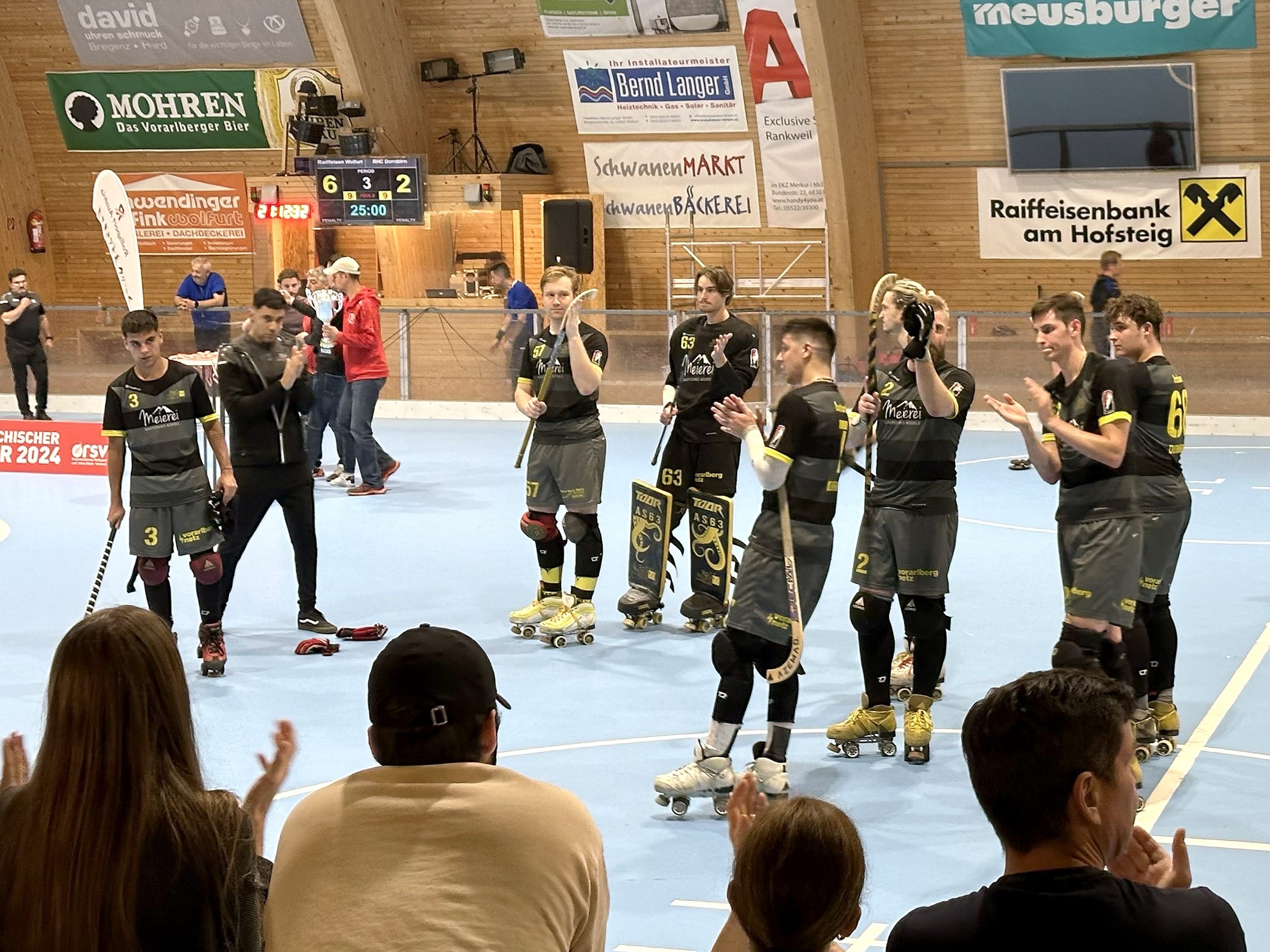 Am Ende reichte es für den RHC nur für die Silbermedaille, trotzdem können Dornbirns Rollhockey-Cracks auf eine beachtliche Saison zurückblicken. Am Ende reichte es für den RHC nur für die Silbermedaille, trotzdem können Dornbirns Rollhockey-Cracks auf eine beachtliche Saison zurückblicken.