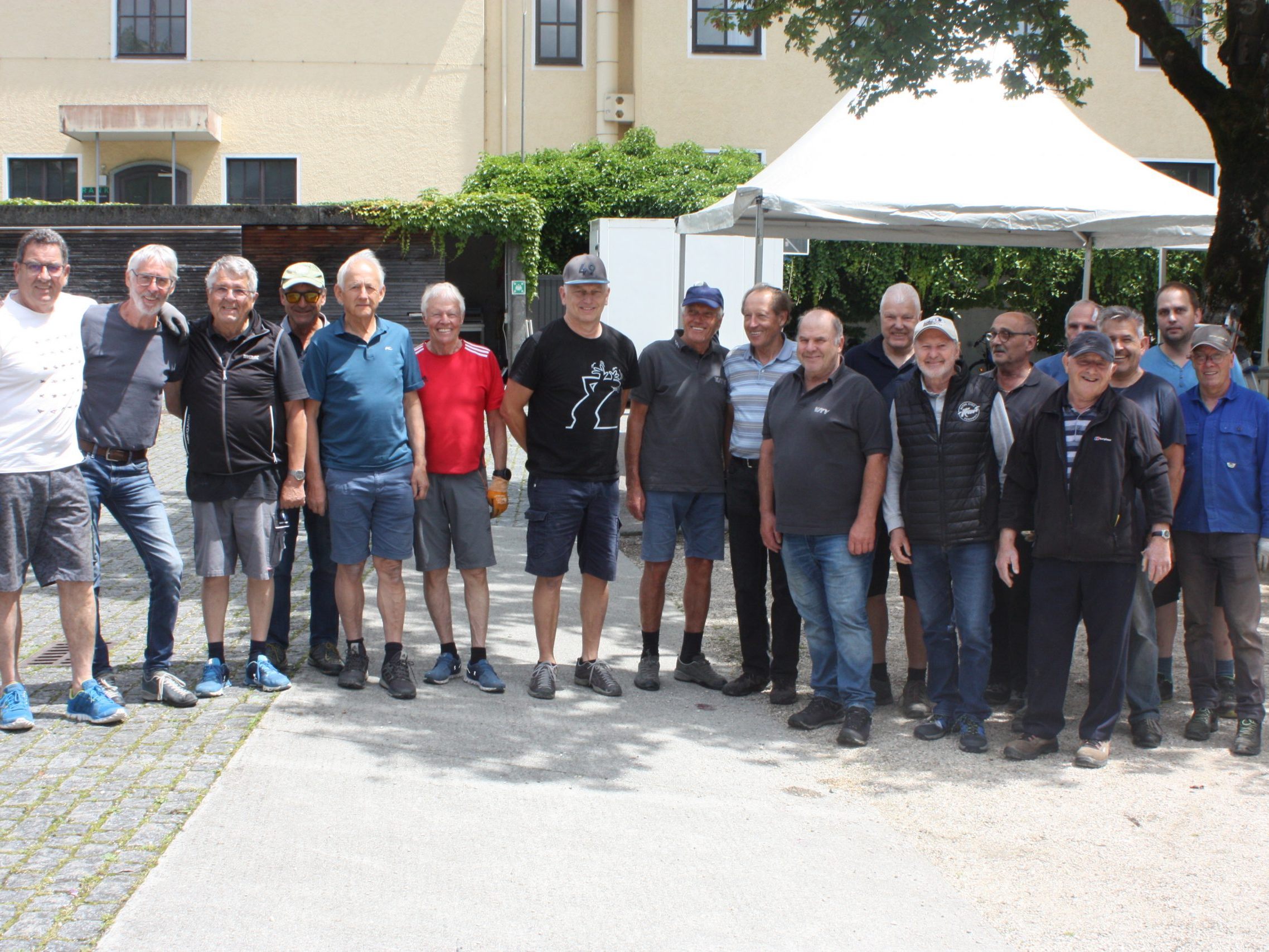 Viele ehrenamtliche Helfer von Rankweiler Vereinen haben mit den Aufbauarbeiten für das große Rankweiler Public Viewing am Marktplatz gestartet. Viele ehrenamtliche Helfer von Rankweiler Vereinen haben mit den Aufbauarbeiten für das große Rankweiler Public Viewing am Marktplatz gestartet.