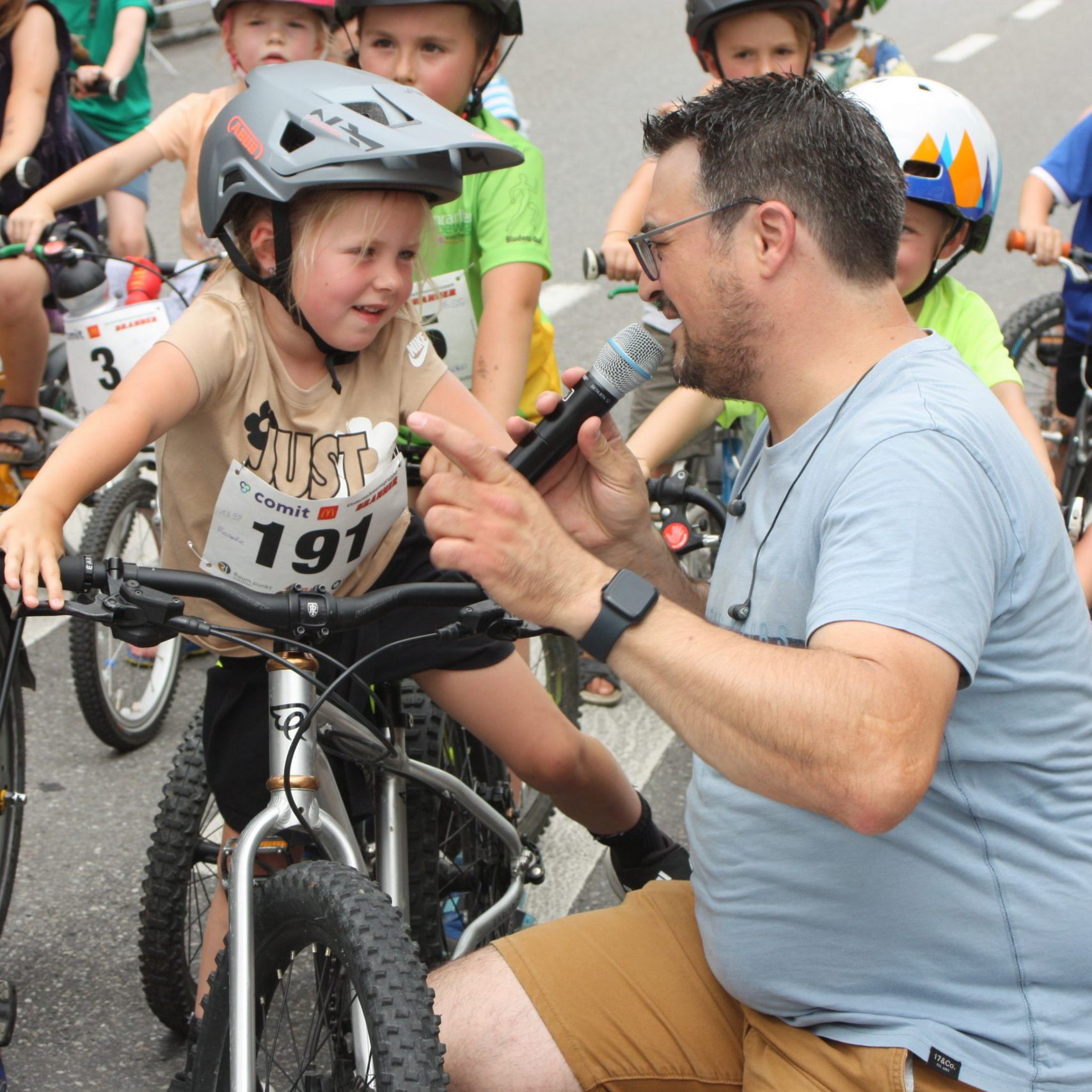 Moderator Sebastian Naier im Interview mit einem jungen Pedalritter.