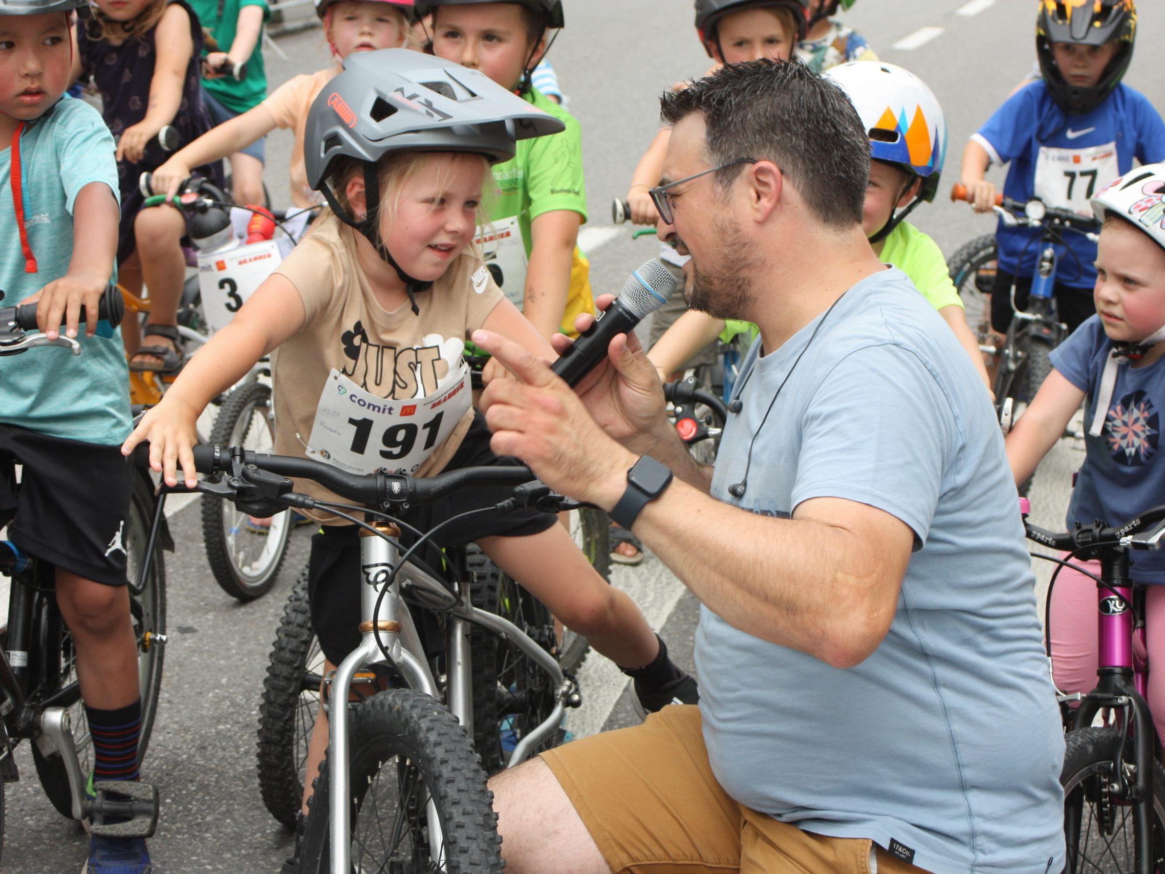 Moderator Sebastian Naier im Interview mit einem jungen Pedalritter. Moderator Sebastian Naier im Interview mit einem jungen Pedalritter.