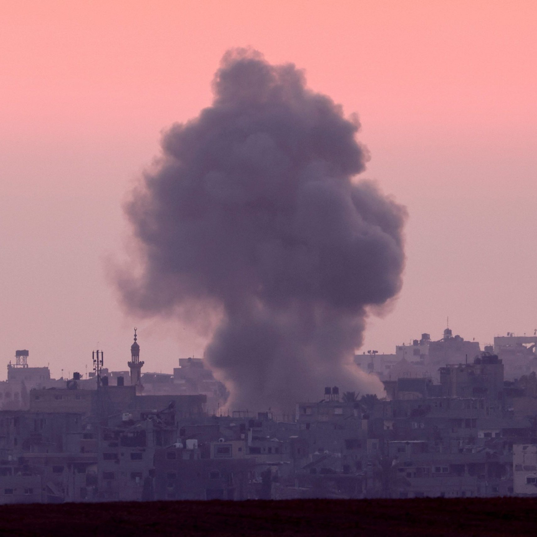 Die Rauchwolke über dem Gazastreifen nach einem israelischen Luftangriff am 5. Juni.