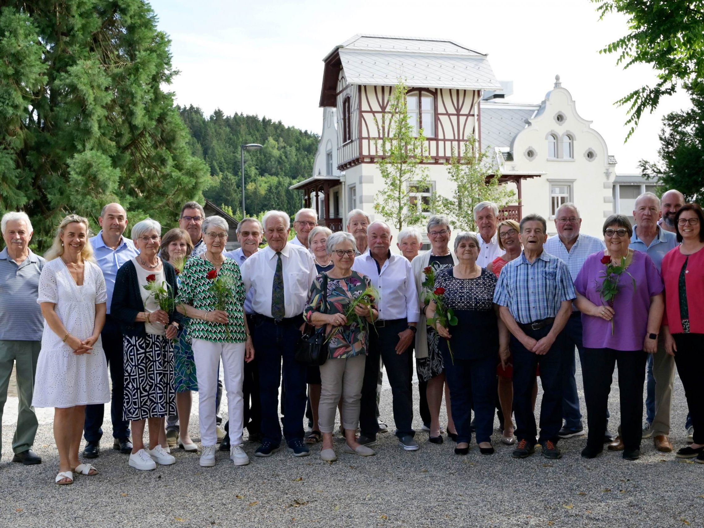 Bürgermeisterin Katharina Wöß-Krall, die Gemeinderäte Helmut Jenny, Alejandro Schwaszta, Klaus Pirker sowie Gemeinderätin Karin Reith mit den Rankweiler Jubelpaaren.