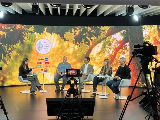 Im Rahmen einer Sondersendung von Vorarlberg LIVE zum Klimaschutzpreis 2024 diskutierten (von links nach rechts) mit Moderatorin Isabella Canaval Hotelier Jürgen Zudrell, Landesrat Daniel Zadra (Grüne), Klimaaktivistin Marina Hagen-Canaval und Martin Reis, Geschäftsführer des Energieinstituts Vorarlberg.