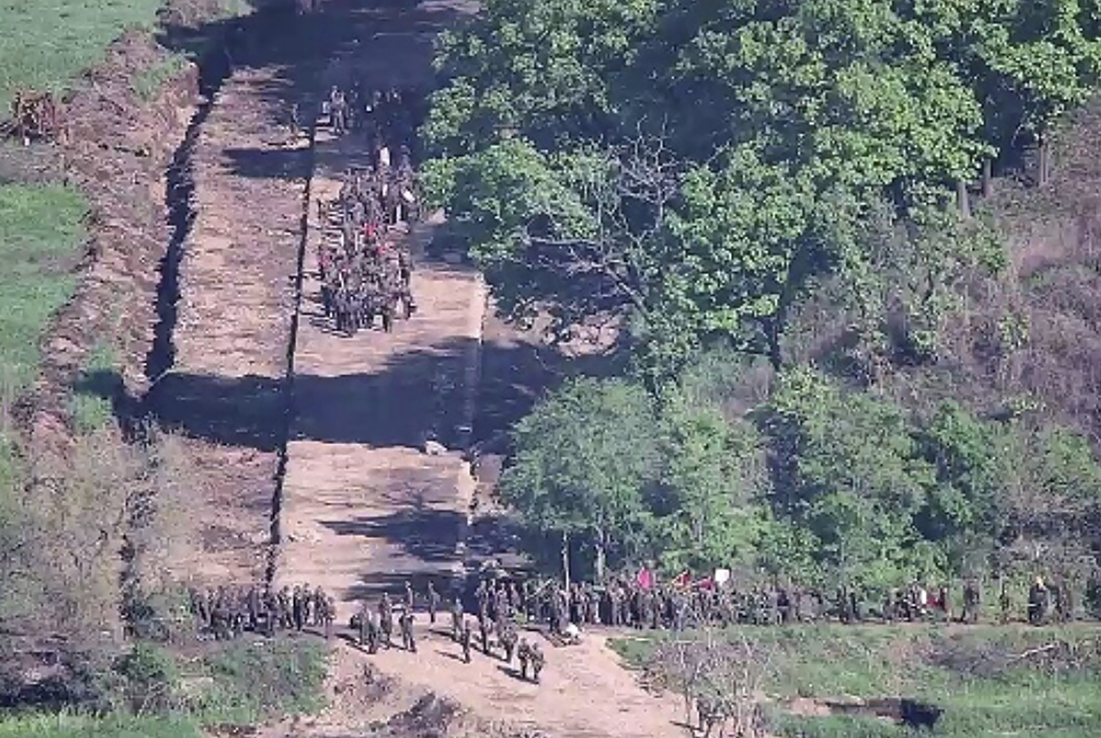 Auf diesem Foto, das vom südkoreanischen Verteidigungsministerium bereitgestellt wurde, arbeiten nordkoreanische Soldaten an einem unbekannten Ort nahe der Grenze.