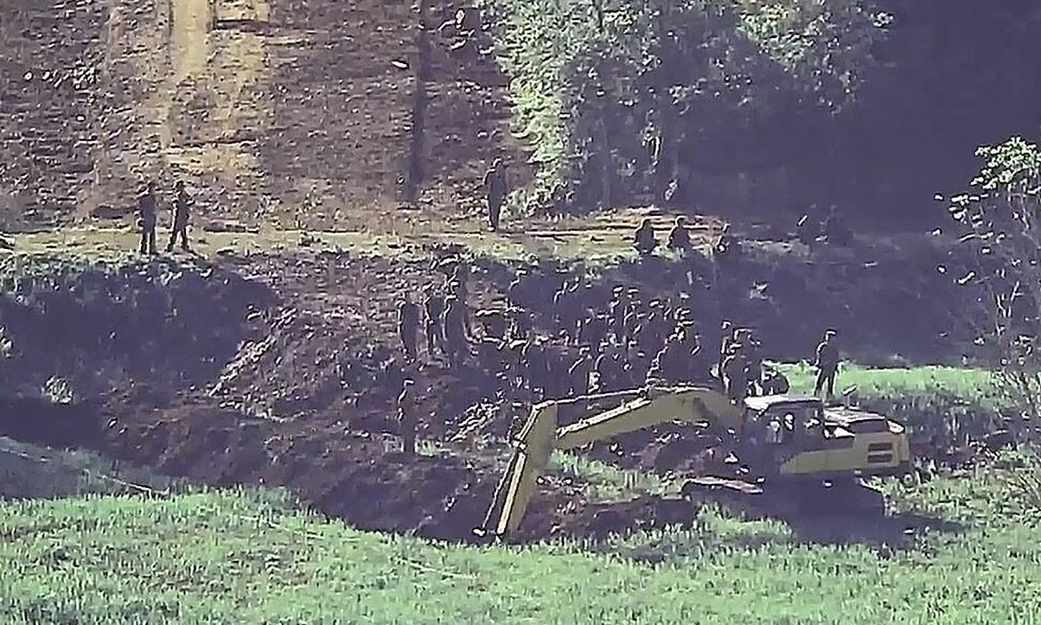 Südkoreanische Soldaten gaben Warnschüsse ab, um nordkoreanische Soldaten zurückzudrängen, die am Dienstag zum zweiten Mal in diesem Monat vorübergehend die Landgrenze der Rivalen überschritten hatten, so das südkoreanische Militär. 