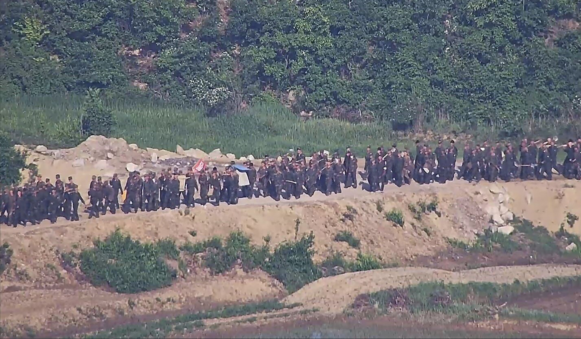 Auf diesem Foto, das vom südkoreanischen Verteidigungsministerium zur Verfügung gestellt wurde, arbeiten nordkoreanische Soldaten an einem unbekannten Ort in der Nähe des Grenzgebiets.