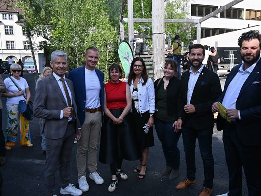 Vorstandsdirektor Mag. Thomas Schreiber MA, Vorstandsdirektor Dr. Wolfgang Eichler, DIin Daniela Viktoria Jochum, Vizebürgermeisterin Andrea Mallitsch, Athina Gabriel, Bürgermeister Simon Tschann und Kulturstadtrat Cenk Dogan Vorstandsdirektor Mag. Thomas Schreiber MA, Vorstandsdirektor Dr. Wolfgang Eichler, DIin Daniela Viktoria Jochum, Vizebürgermeisterin Andrea Mallitsch, Athina Gabriel, Bürgermeister Simon Tschann und Kulturstadtrat Cenk Dogan