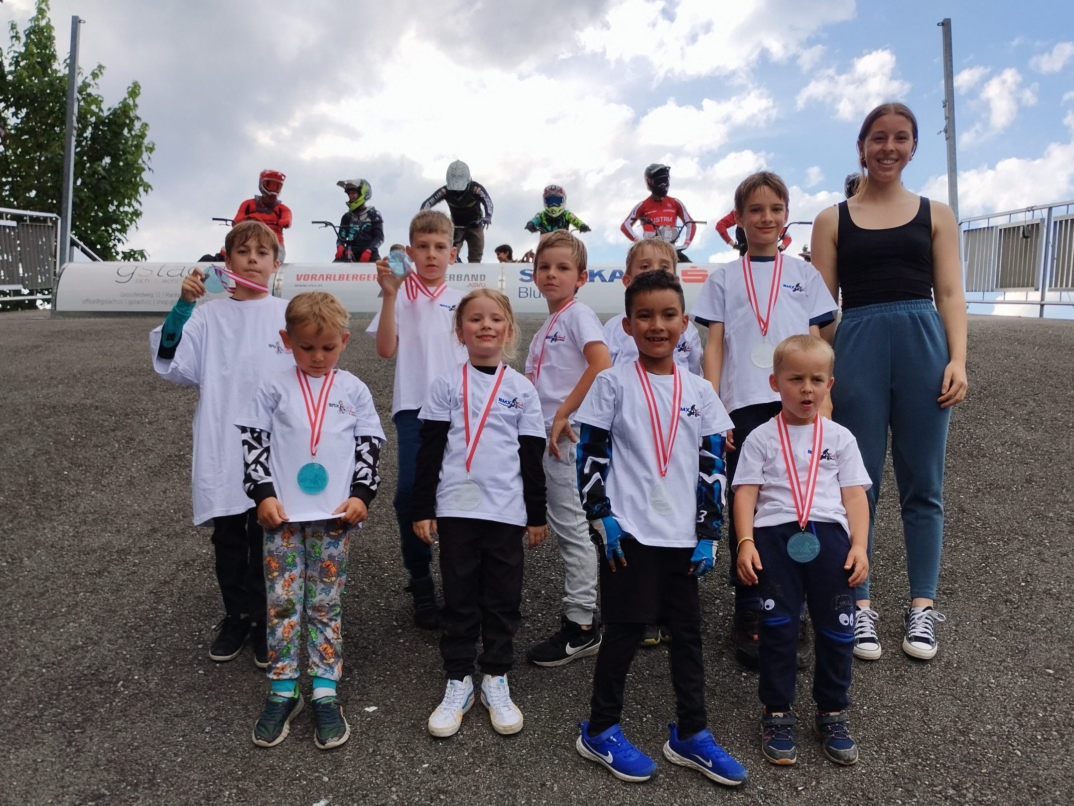 Absolventen der BMX-School mit Übungsleiterin Hannah Muther Absolventen der BMX-School mit Übungsleiterin Hannah Muther