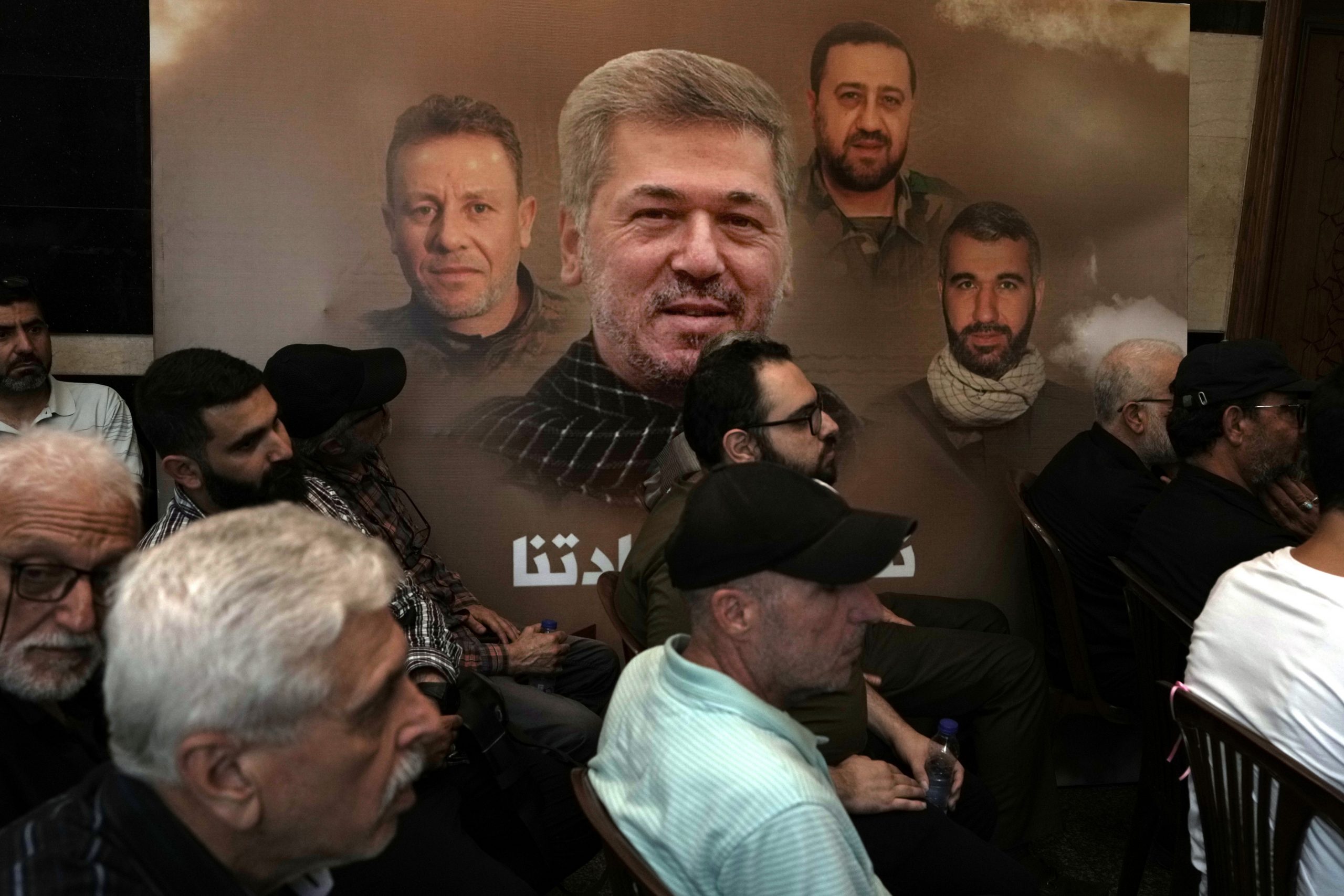 Hisbollah-Anhänger verfolgen eine Rede des Hisbollah-Führers Sayyed Hassan Nasrallah auf einem Bildschirm während einer Zeremonie zum Gedenken an den Tod des hochrangigen Hisbollah-Kommandeurs Taleb Sami Abdullah