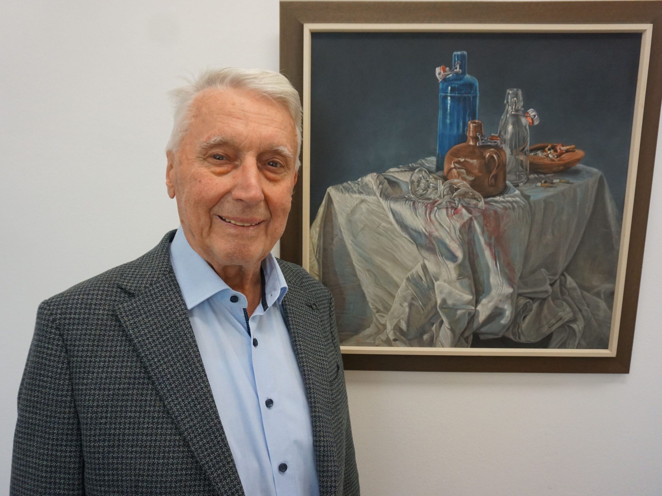 Alwin Rohner vor einem Stillleben von Eugen „Lucky“ Leitner, das auch die Einladung zur Ausstellung ziert. Alwin Rohner vor einem Stillleben von Eugen „Lucky“ Leitner, das auch die Einladung zur Ausstellung ziert.