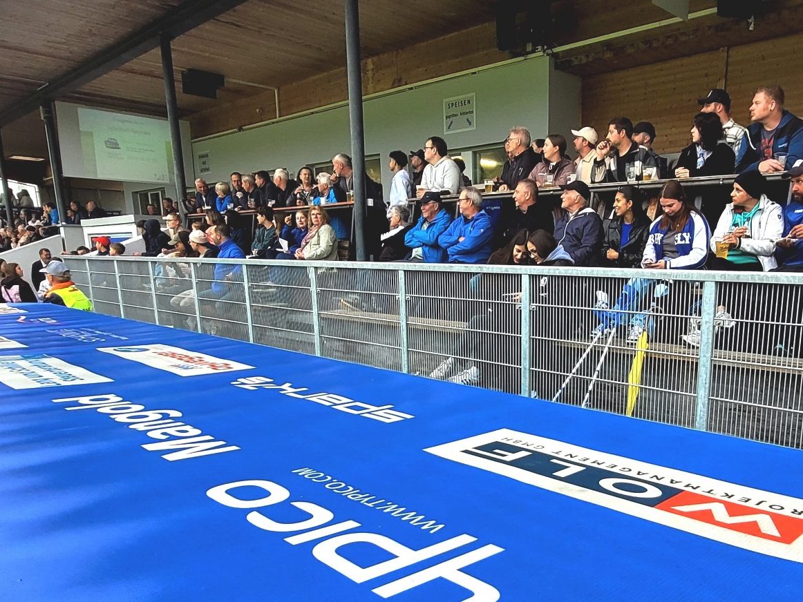 Ein volles Haus und beste Fußballstimmung: Besuchen auch Sie am Samstag im Stadion Hoferfeld das Meisterschaftsspiel in der VN.at-Eliteliga: SV typico Lochau gegen den FC Lauterach. Ein volles Haus und beste Fußballstimmung: Besuchen auch Sie am Samstag im Stadion Hoferfeld das Meisterschaftsspiel in der VN.at-Eliteliga: SV typico Lochau gegen den FC Lauterach.