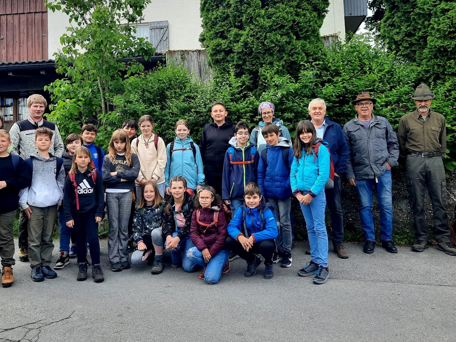 Zusammen mit Waldaufseher und Förster Florian Kohler sowie Paul Hehle, Karl Bumberger und Pius Zussner von der Jagdgenossenschaft Lochau und dem Imker Wolfgang Schneider aus Möggers gingen die Schüler der Lochauer Volksschule auf Entdeckungsreise durch die Natur. Zusammen mit Waldaufseher und Förster Florian Kohler sowie Paul Hehle, Karl Bumberger und Pius Zussner von der Jagdgenossenschaft Lochau und dem Imker Wolfgang Schneider aus Möggers gingen die Schüler der Lochauer Volksschule auf Entdeckungsreise durch die Natur.