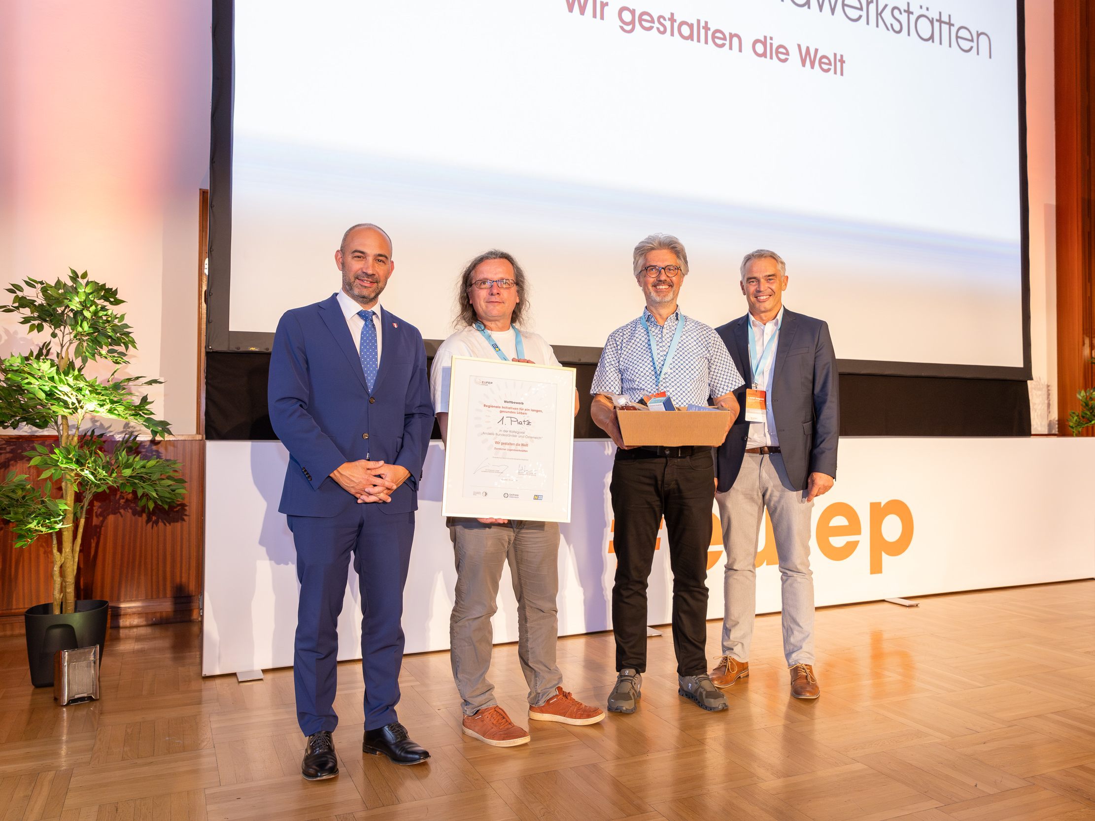 Landesrat Christoph Luisser, Karlheinz Marent, Elmar Luger und Gerald Gartlehner bei der feierlichen Verleihung in St. Pölten.
