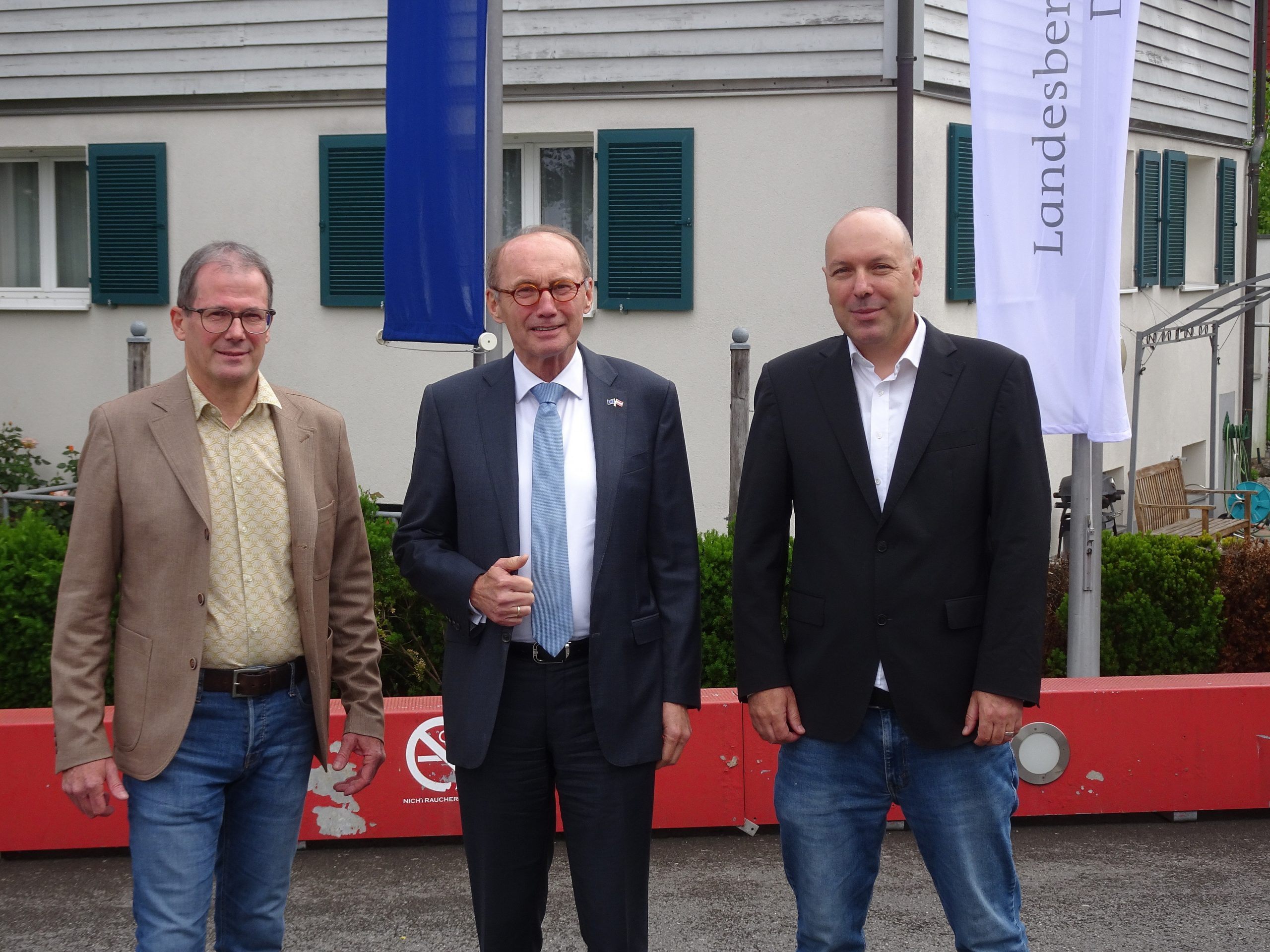LBS1-Direktor Herbert Wehinger (li.) und Christoph Rinderer (Seniorbotschafter) begrüßten mit Freude Dr. Othmar Karas an ihrer Schule. LBS1-Direktor Herbert Wehinger (li.) und Christoph Rinderer (Seniorbotschafter) begrüßten mit Freude Dr. Othmar Karas an ihrer Schule.