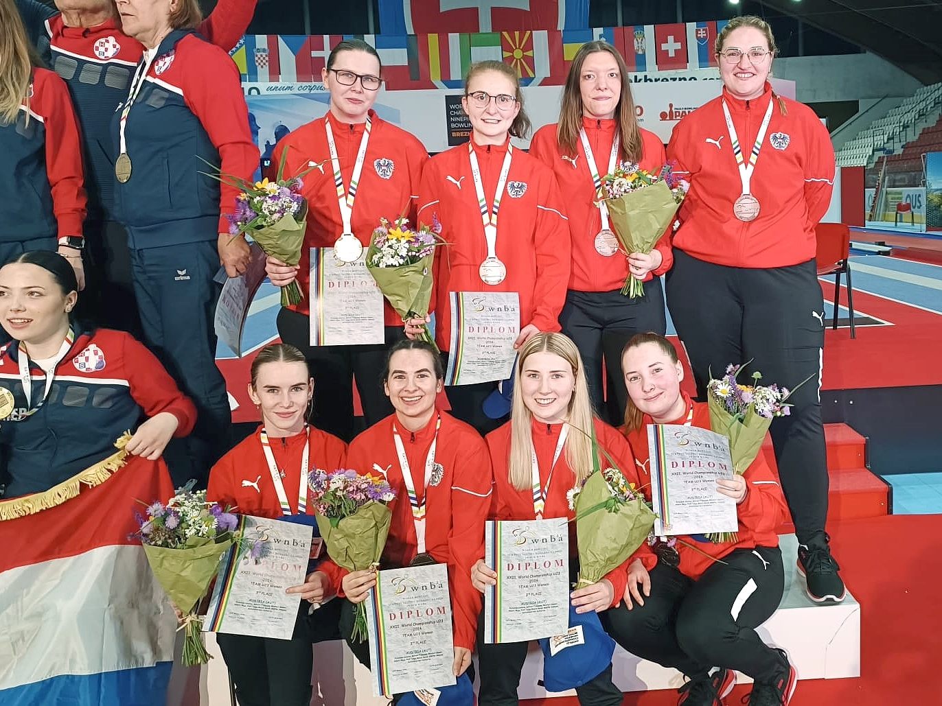 Maja Nikolic (vordere Reihe, 3. v. re.) freute sich über die Bronzemedaillen bei der U23 WM der Sportkeglerinnen. Maja Nikolic (vordere Reihe, 3. v. re.) freute sich über die Bronzemedaillen bei der U23 WM der Sportkeglerinnen.