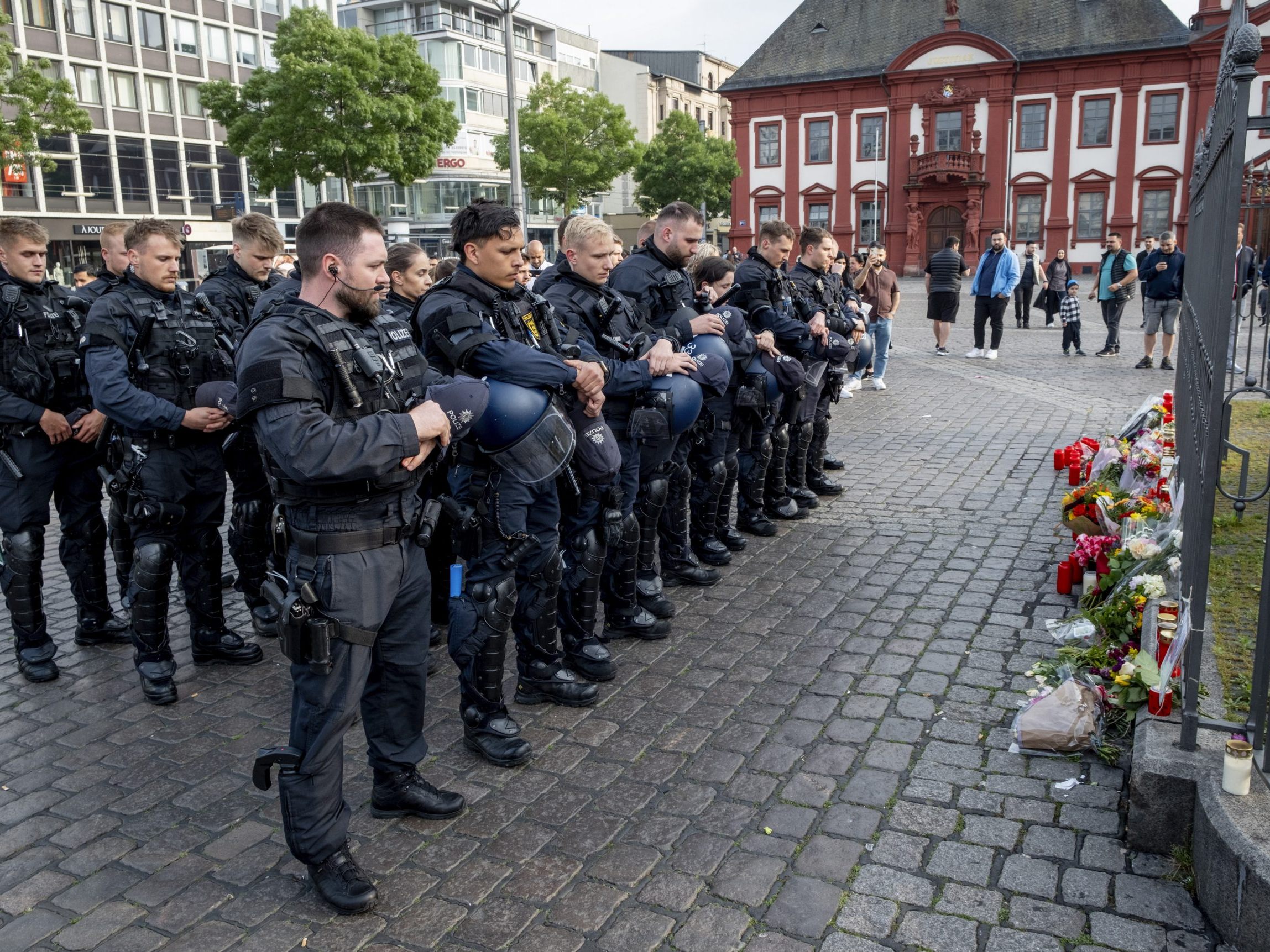 Polizisten in Mannheim gedenken ihres verstorbenen Kollegen.