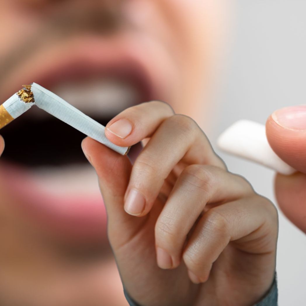 Rauchen aufzugeben ist eine Herausforderung, die viele Raucher bewältigen möchten. Mit Hilfe von Nikotinersatzprodukten wie Pflastern und Kaugummis soll der Entzug erleichtert werden.