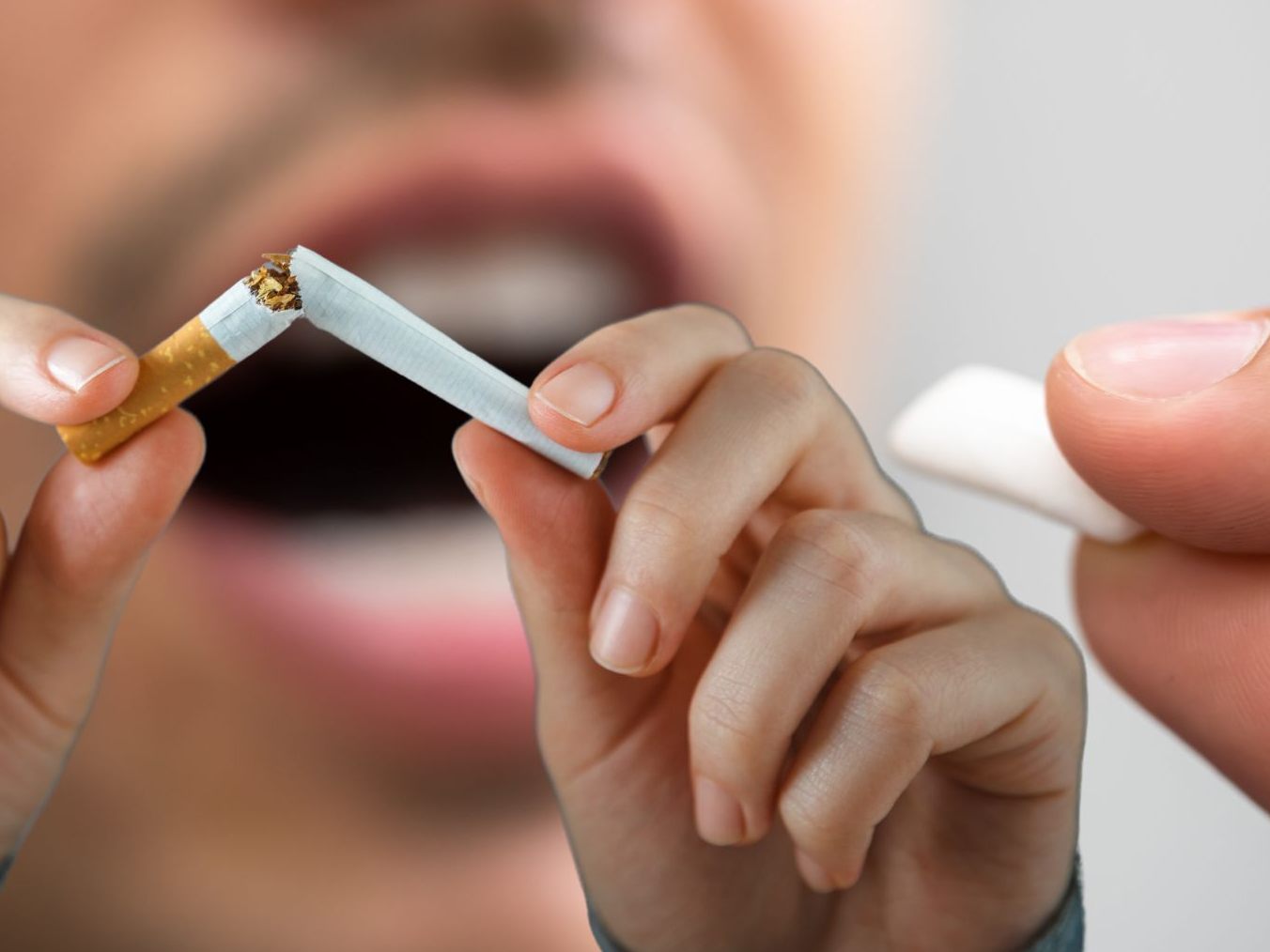 Rauchen aufzugeben ist eine Herausforderung, die viele Raucher bewältigen möchten. Mit Hilfe von Nikotinersatzprodukten wie Pflastern und Kaugummis soll der Entzug erleichtert werden. Rauchen aufzugeben ist eine Herausforderung, die viele Raucher bewältigen möchten. Mit Hilfe von Nikotinersatzprodukten wie Pflastern und Kaugummis soll der Entzug erleichtert werden.