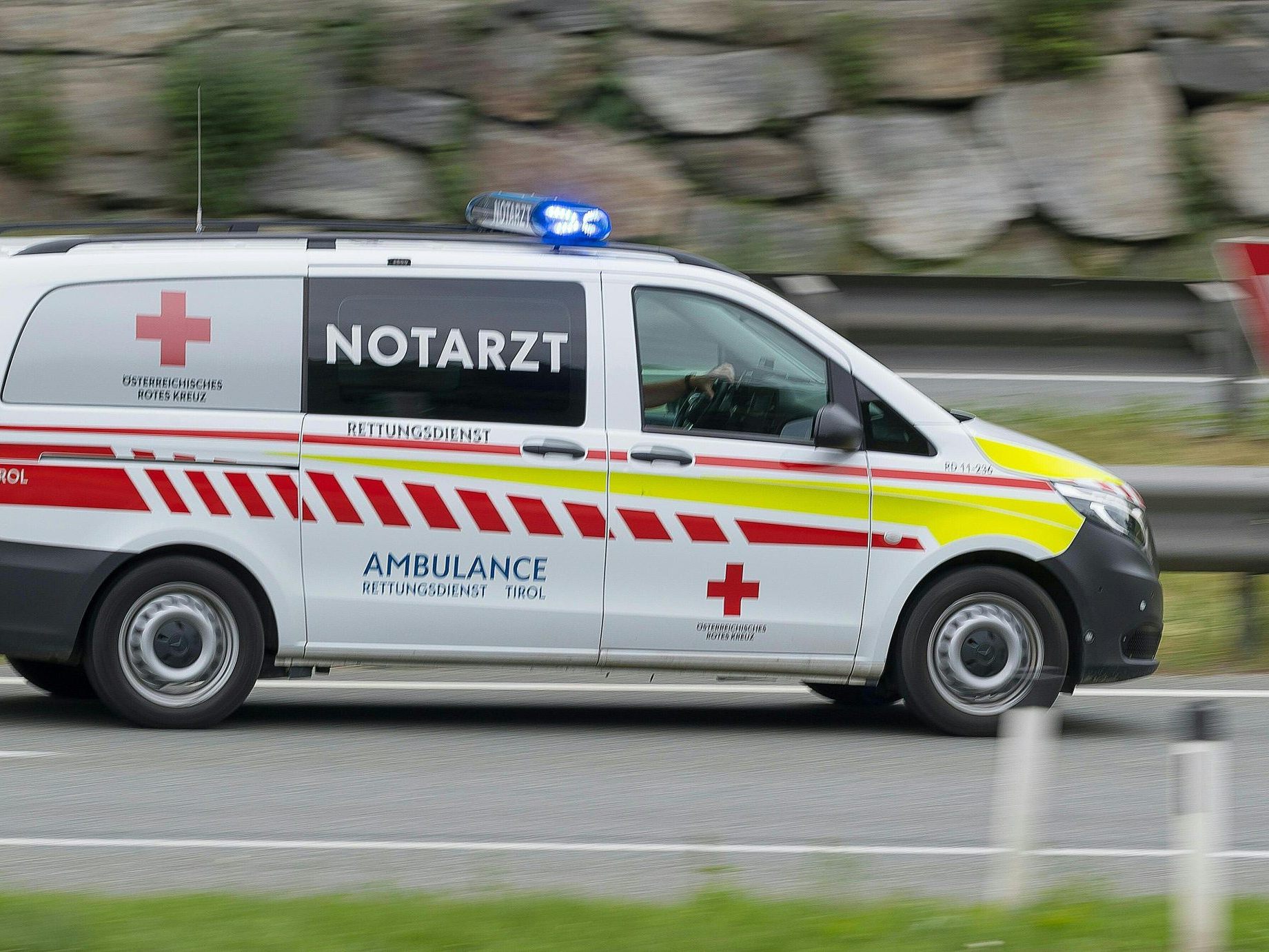 Ein 22-Jähriger wurde bei einem Unfall in Rankweil schwer verletzt.