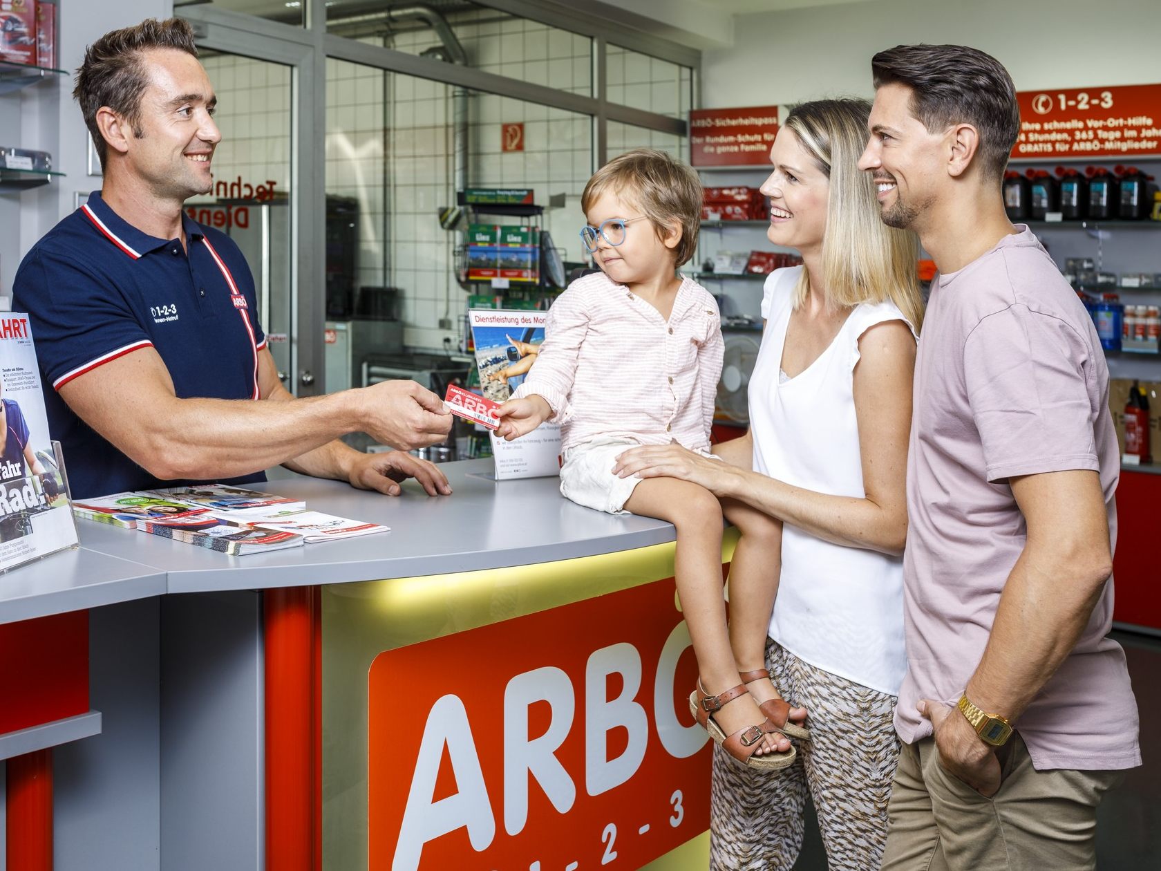 ARBÖ-Techniker gibt Familie Reisetipps. ARBÖ-Techniker gibt Familie Reisetipps.