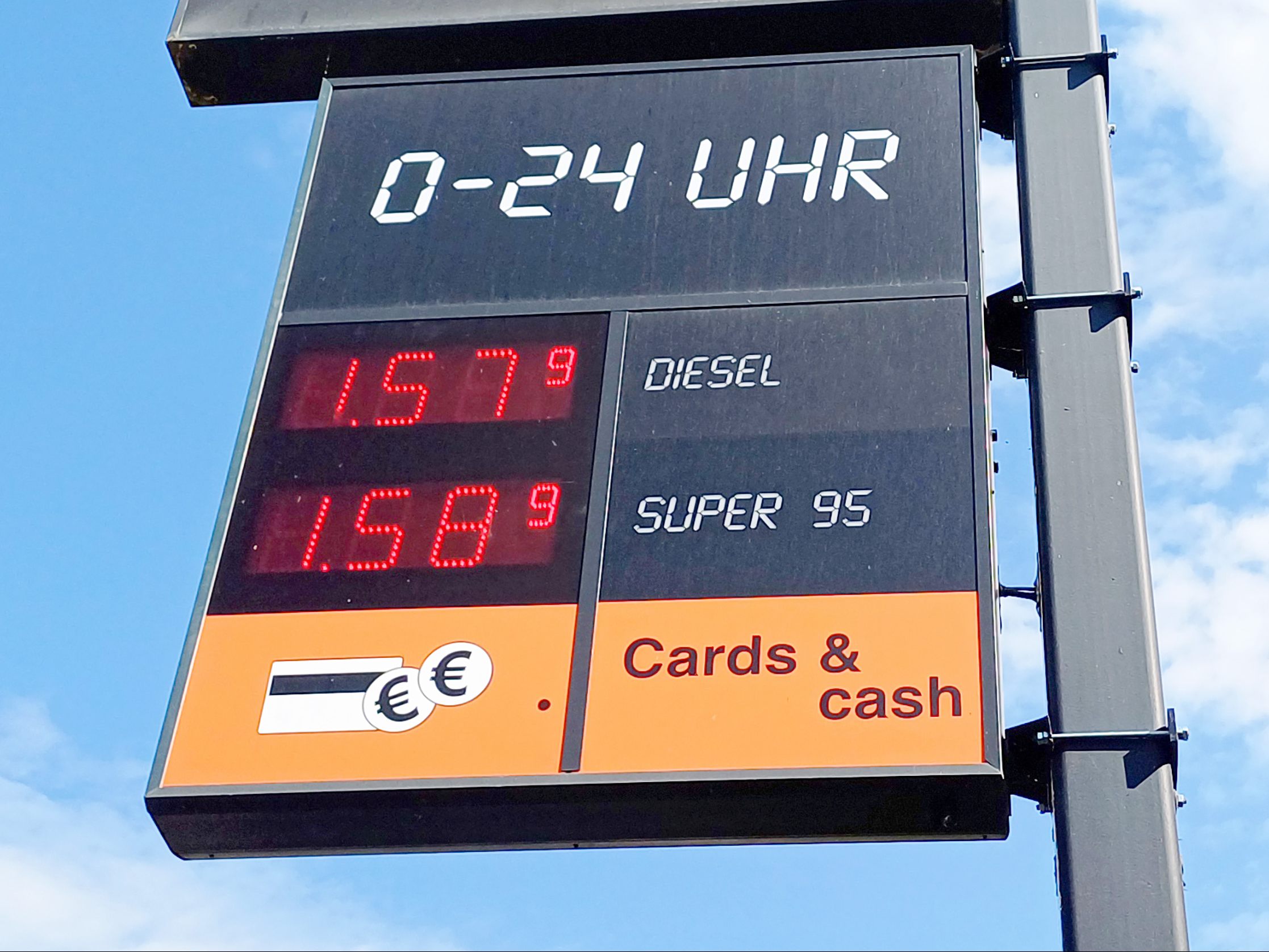 Unbedingt meiden sollte man als Autofahrer Autobahntankstellen.