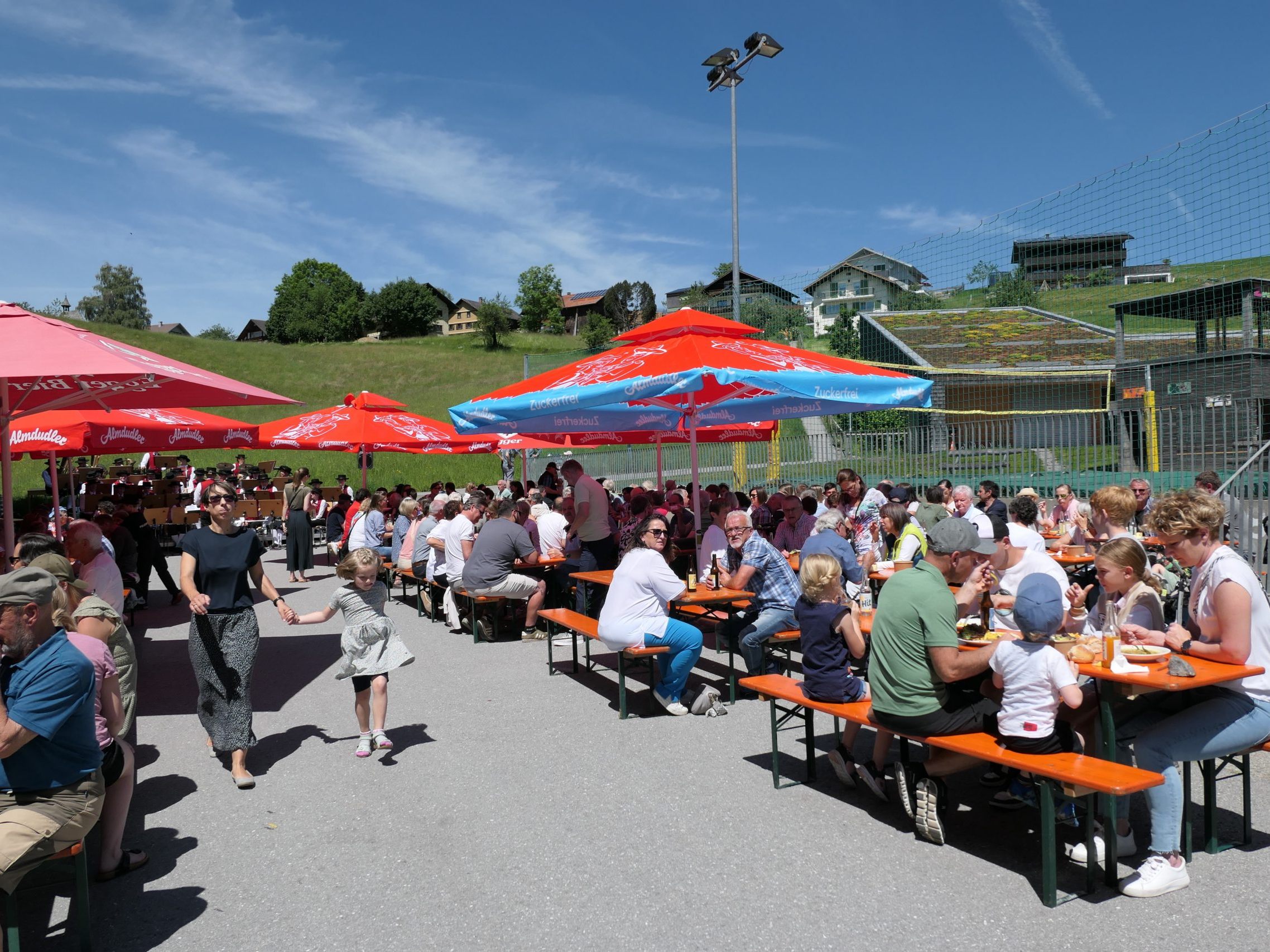 Beste Stimmung herrschte bei „Hallo Nachbar“ im Dorfzentrum Langenegg. Beste Stimmung herrschte bei „Hallo Nachbar“ im Dorfzentrum Langenegg.