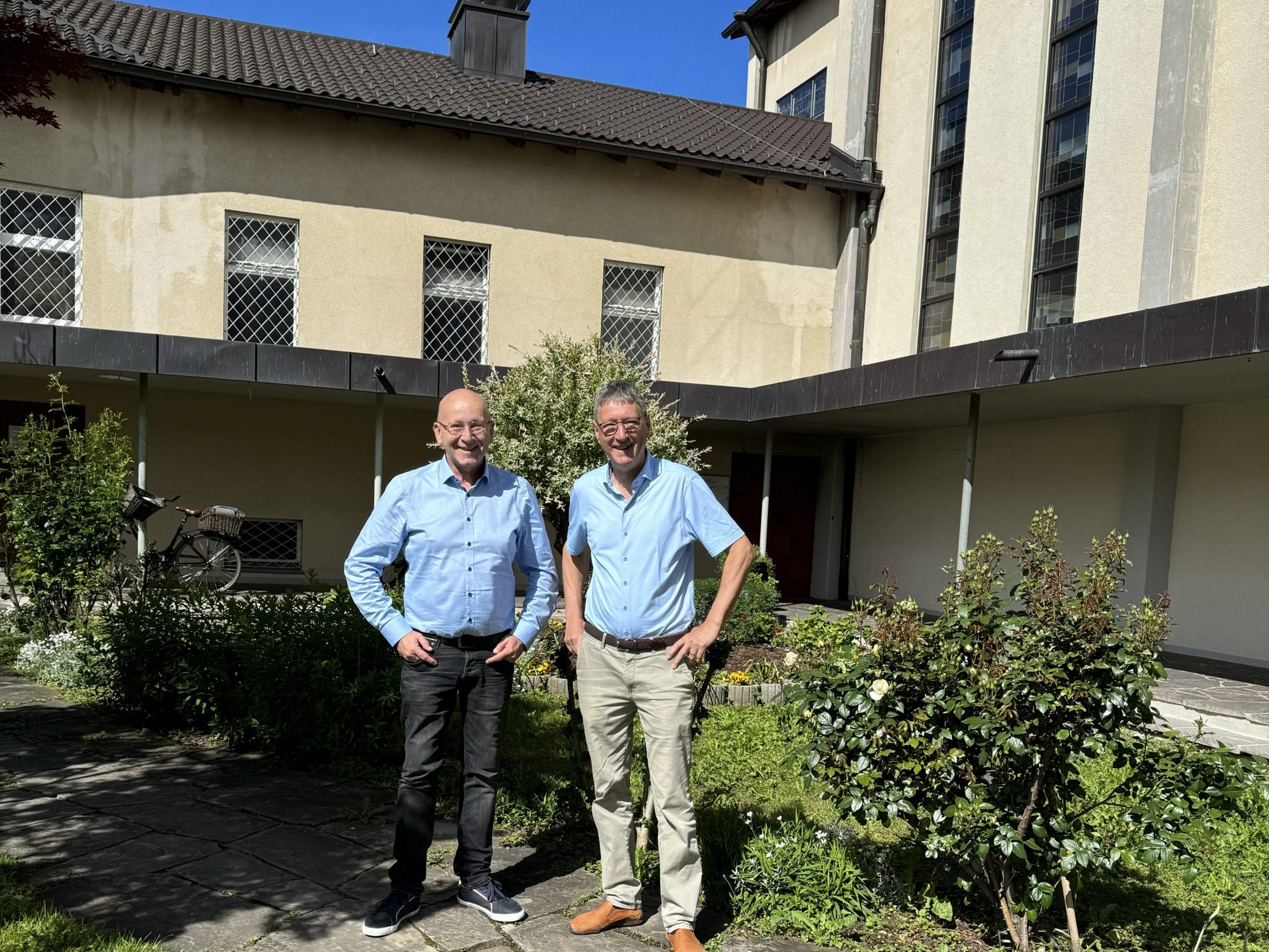 Pfarrer Manfred Fink und der stellvertretende Pfarrkirchenratsvorsitzende Wolfgang Mungenast sind die Initiatoren der Sanierung rund um St. Gebhard