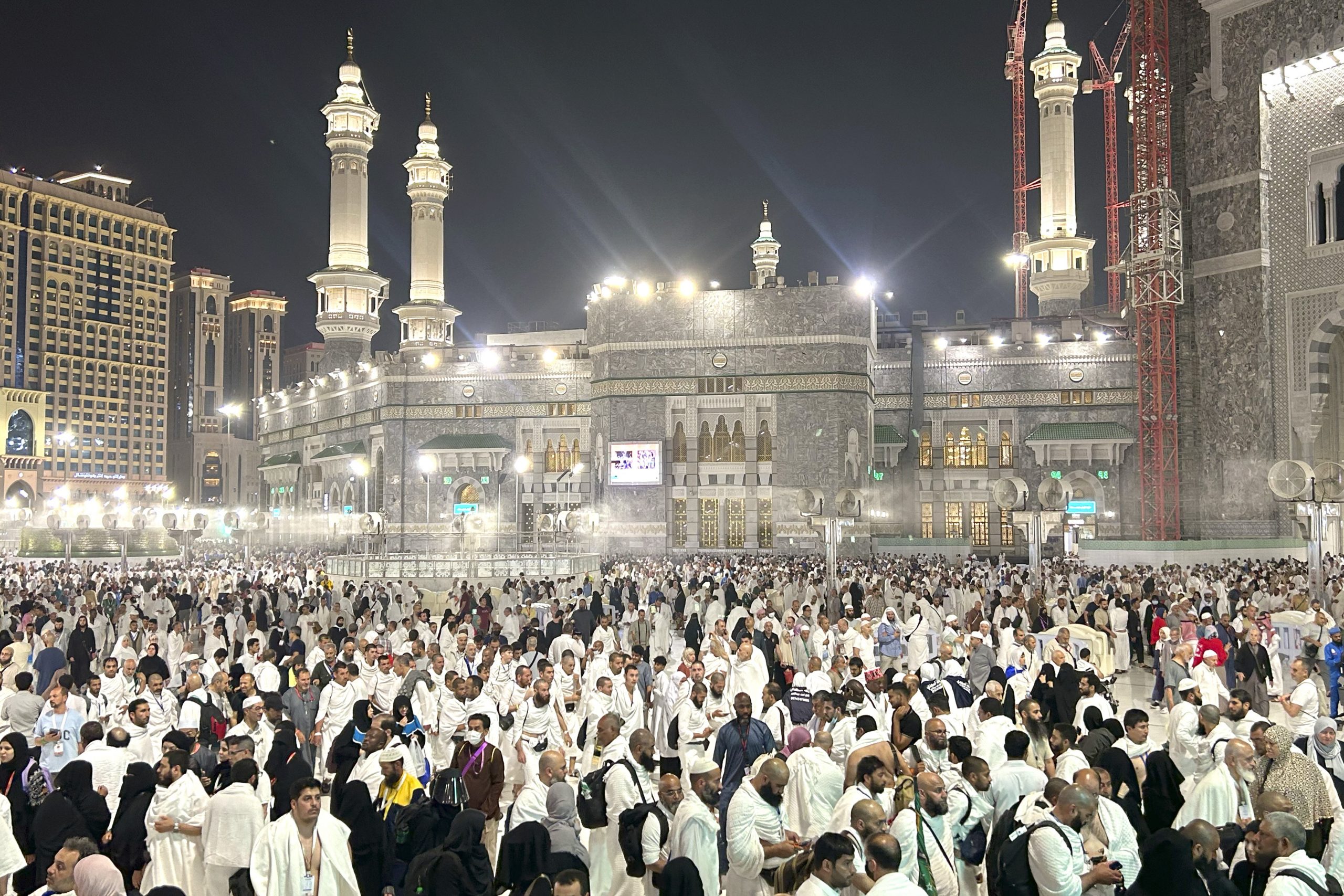 Pilger verlassen nach dem Gebet die Große Moschee in Mekka während der Hadsch am 14. Juni 2024. Hadsch ist die verpflichtende Pilgerfahrt für jeden Muslim. Pilger verlassen nach dem Gebet die Große Moschee in Mekka während der Hadsch am 14. Juni 2024. Hadsch ist die verpflichtende Pilgerfahrt für jeden Muslim.