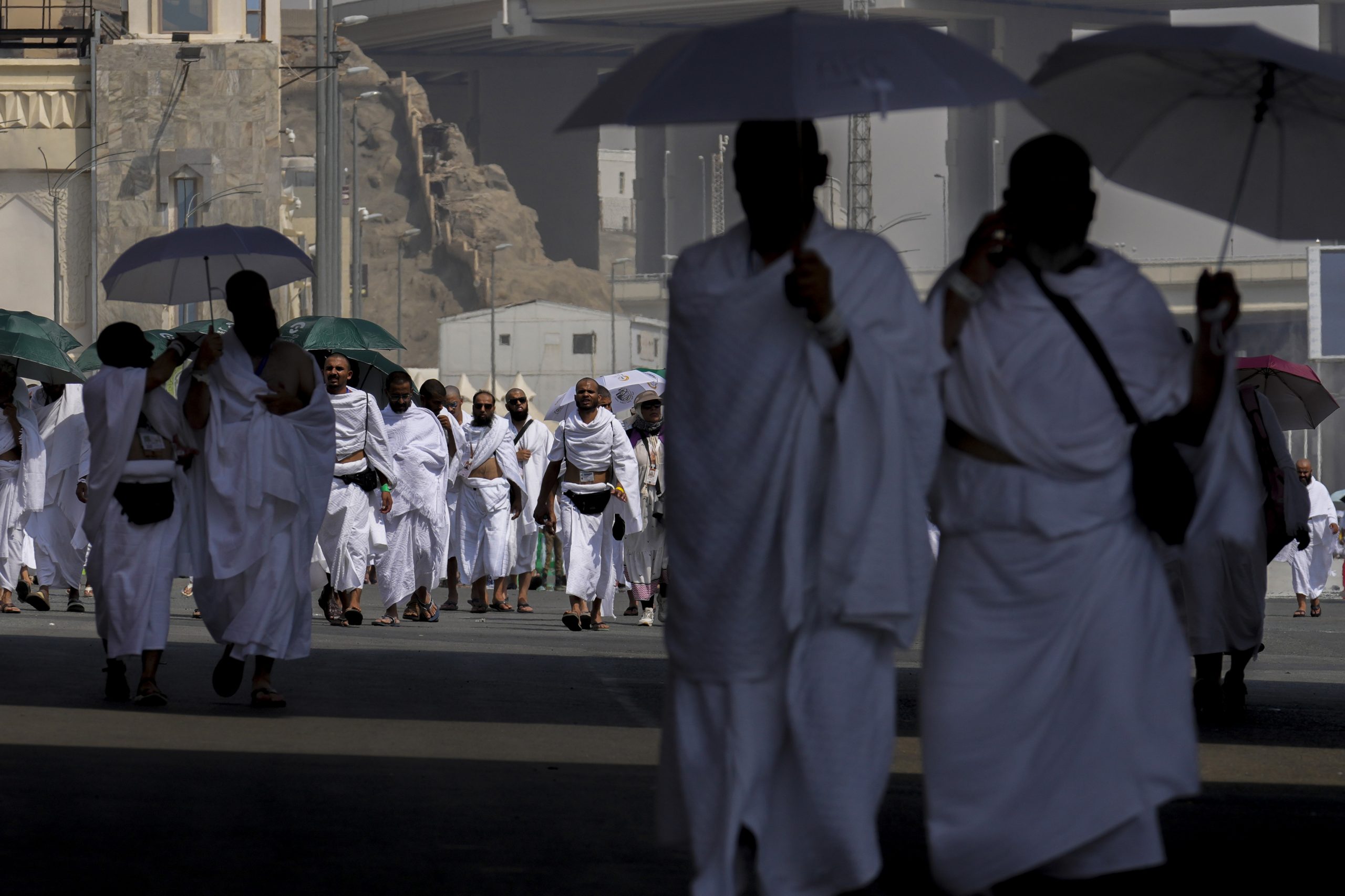 Muslimische Pilger erreichen am 14. Juni 2024 das Zeltlager von Mina während der Hadsch-Wallfahrt bei Mekka, Saudi-Arabien. Hadsch ist für jeden Muslim, der es sich leisten kann, verpflichtend. Muslimische Pilger erreichen am 14. Juni 2024 das Zeltlager von Mina während der Hadsch-Wallfahrt bei Mekka, Saudi-Arabien. Hadsch ist für jeden Muslim, der es sich leisten kann, verpflichtend.