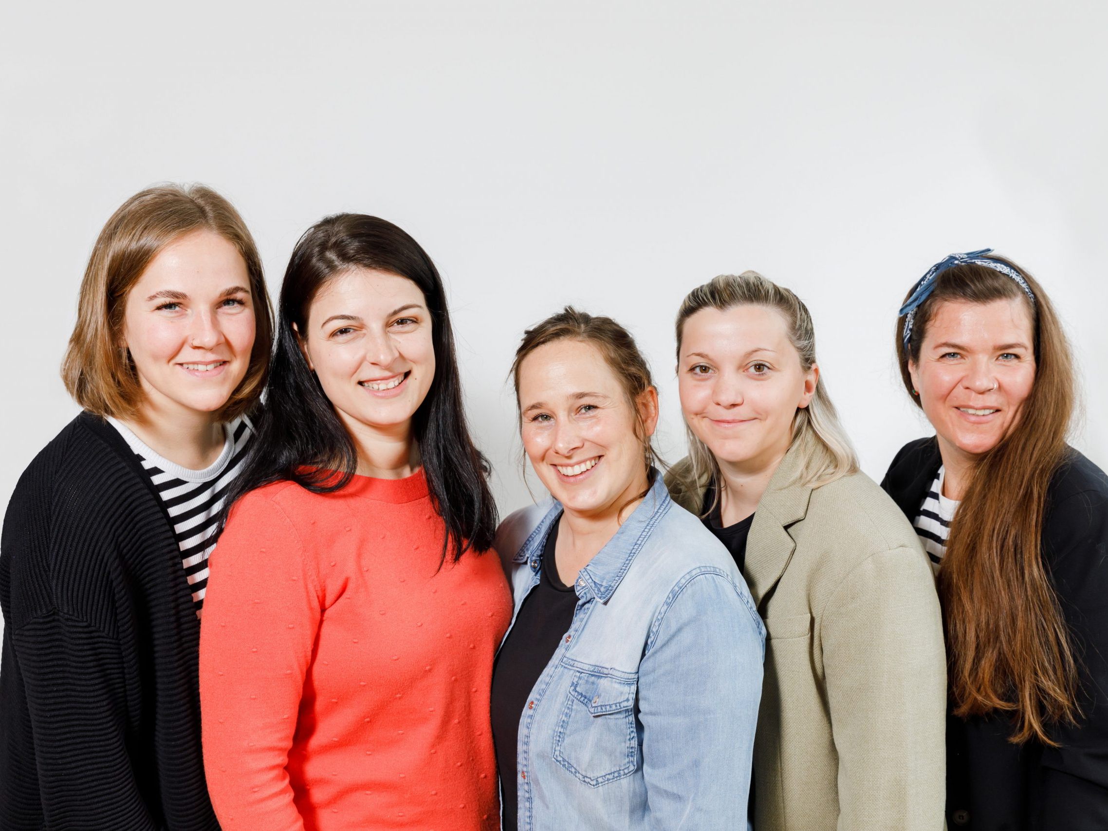 Elisabeth Wucher, Alexandra Ebadi, Jasmin Fischer, Fabienne Moosbrugger und Stefanie Rainer bilden das Team der Schulsozialarbeit Hard Elisabeth Wucher, Alexandra Ebadi, Jasmin Fischer, Fabienne Moosbrugger und Stefanie Rainer bilden das Team der Schulsozialarbeit Hard