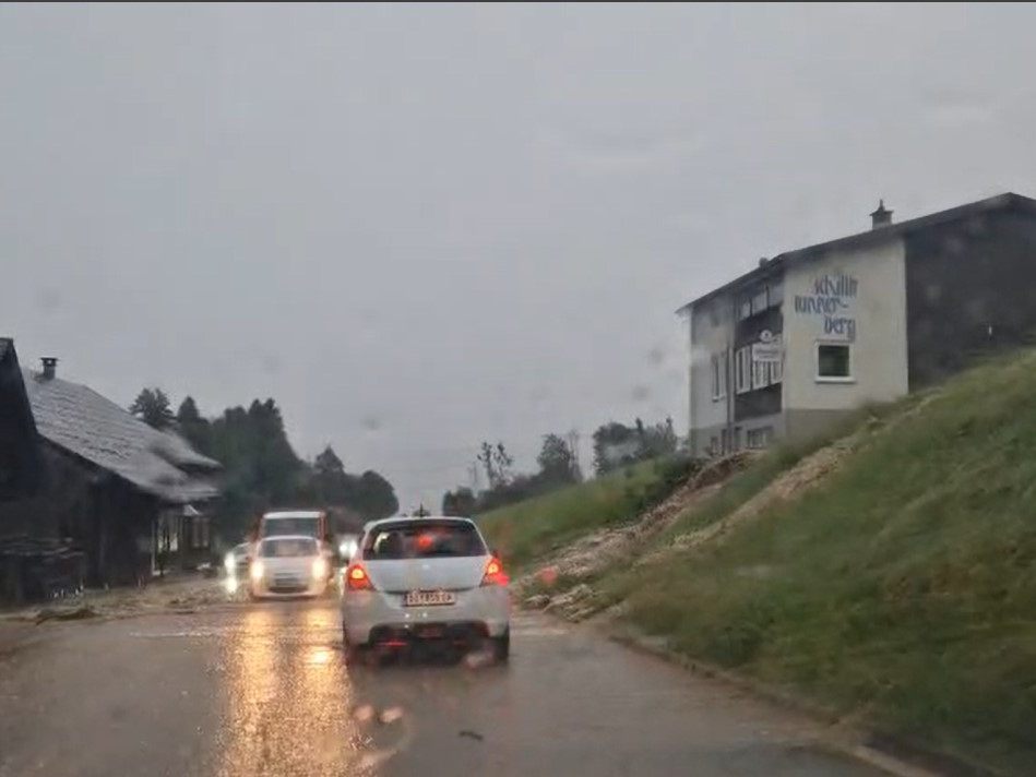 Heftiges Unwetter über Vorarlberg. In Alberschwende ist eine Straße überflutet.