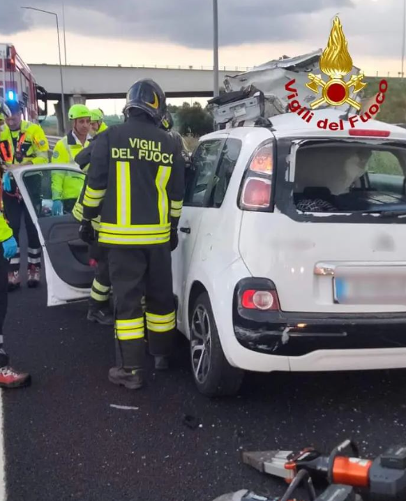 Der Reifen durchbrach die Windschutzscheibe, wodurch die Fahrerin die Kontrolle verlor.