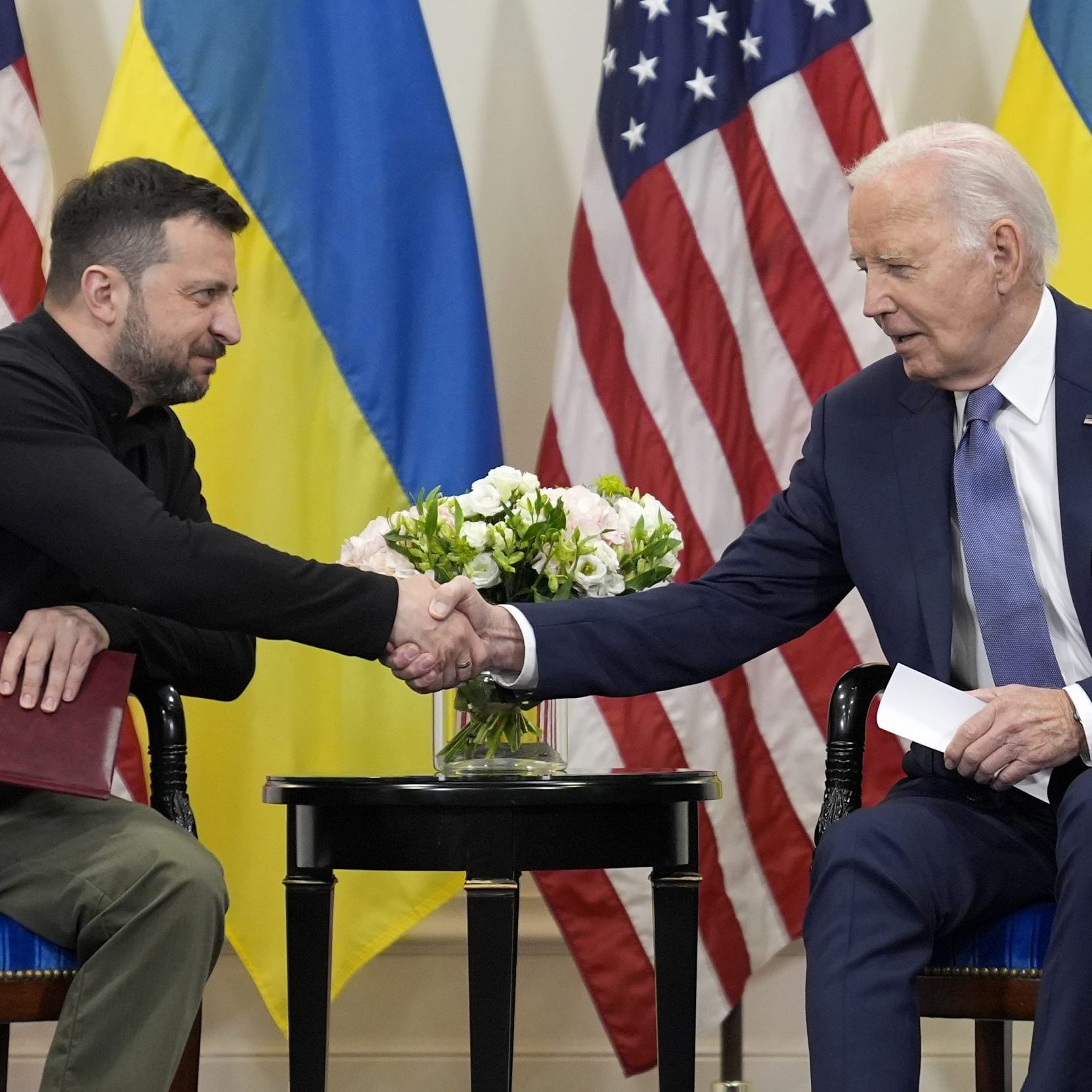 Der ukrainische Präsident Wolodymyr Selenskyj (l.) traf US-Präsident Joe Biden (r.) zuletzt am 7. Juni in Paris.