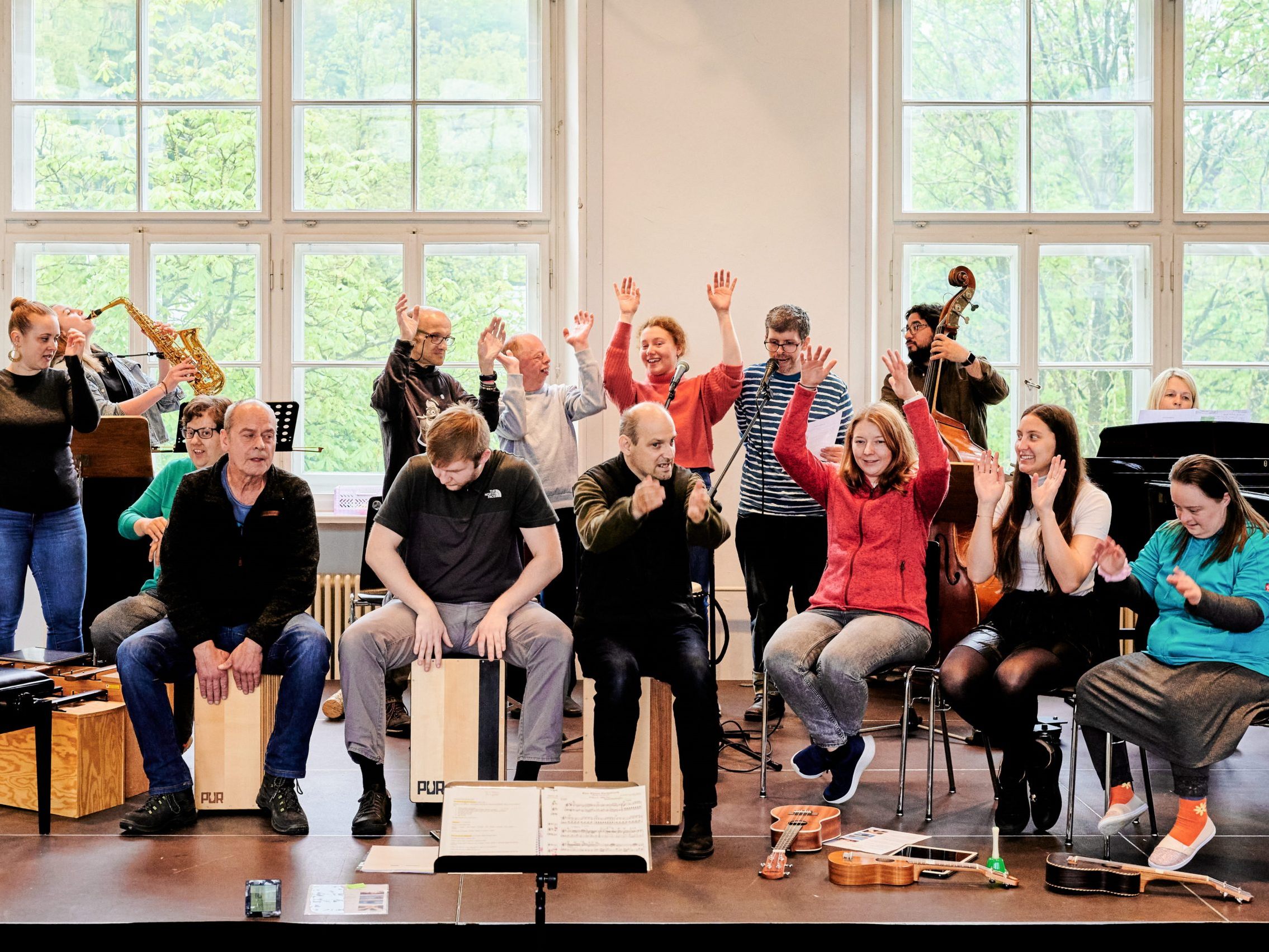 Auch bei der zweiten Auflage des Konzerts „Musik Inklusiv(e)“ stehen Menschen mit und ohne Behinderung gemeinsam auf der Bühne. Auch bei der zweiten Auflage des Konzerts „Musik Inklusiv(e)“ stehen Menschen mit und ohne Behinderung gemeinsam auf der Bühne.
