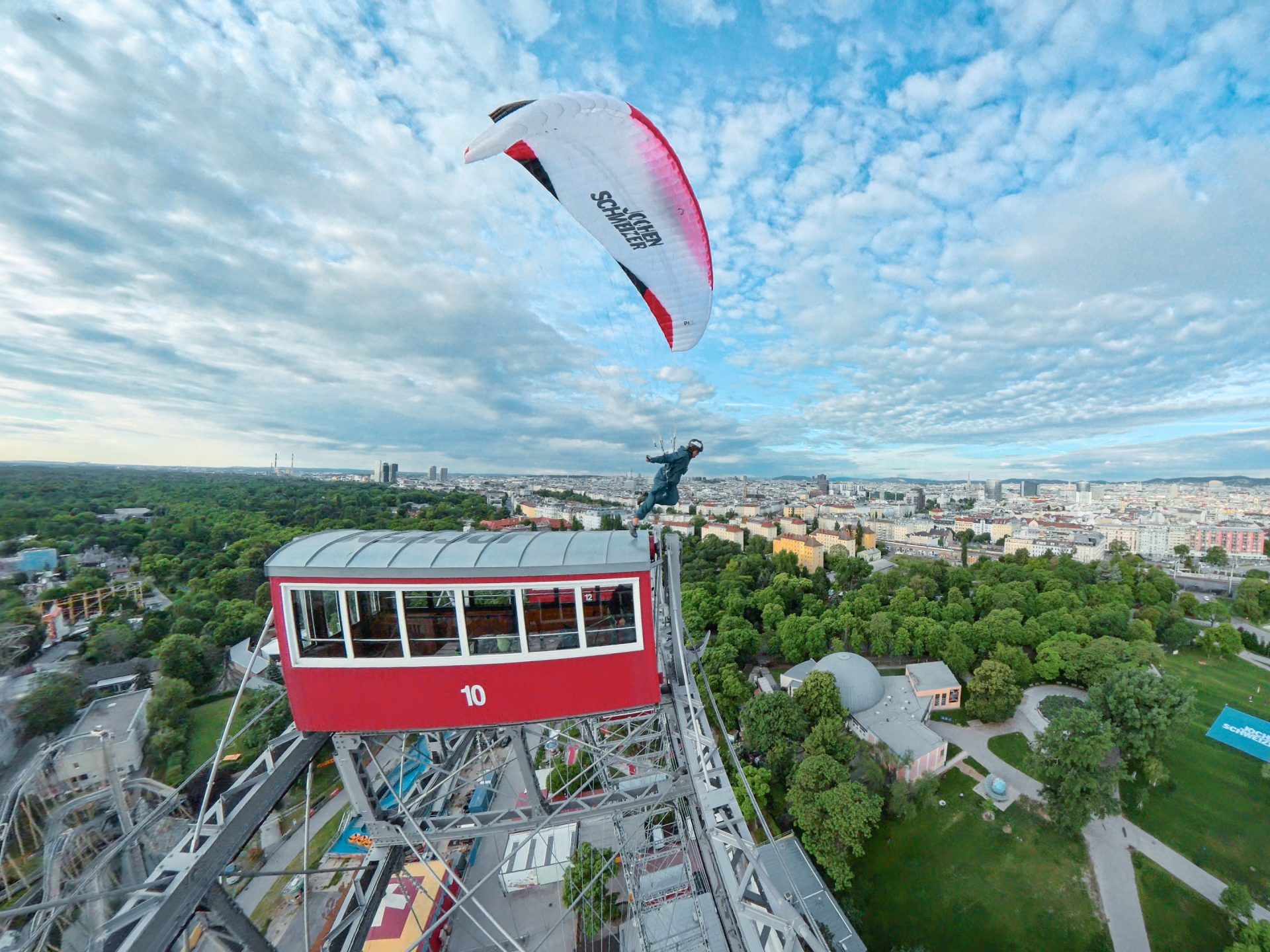 Roland Brunnbauer startet mit seinem Gleitschirm vom Wiener Riesenrad.