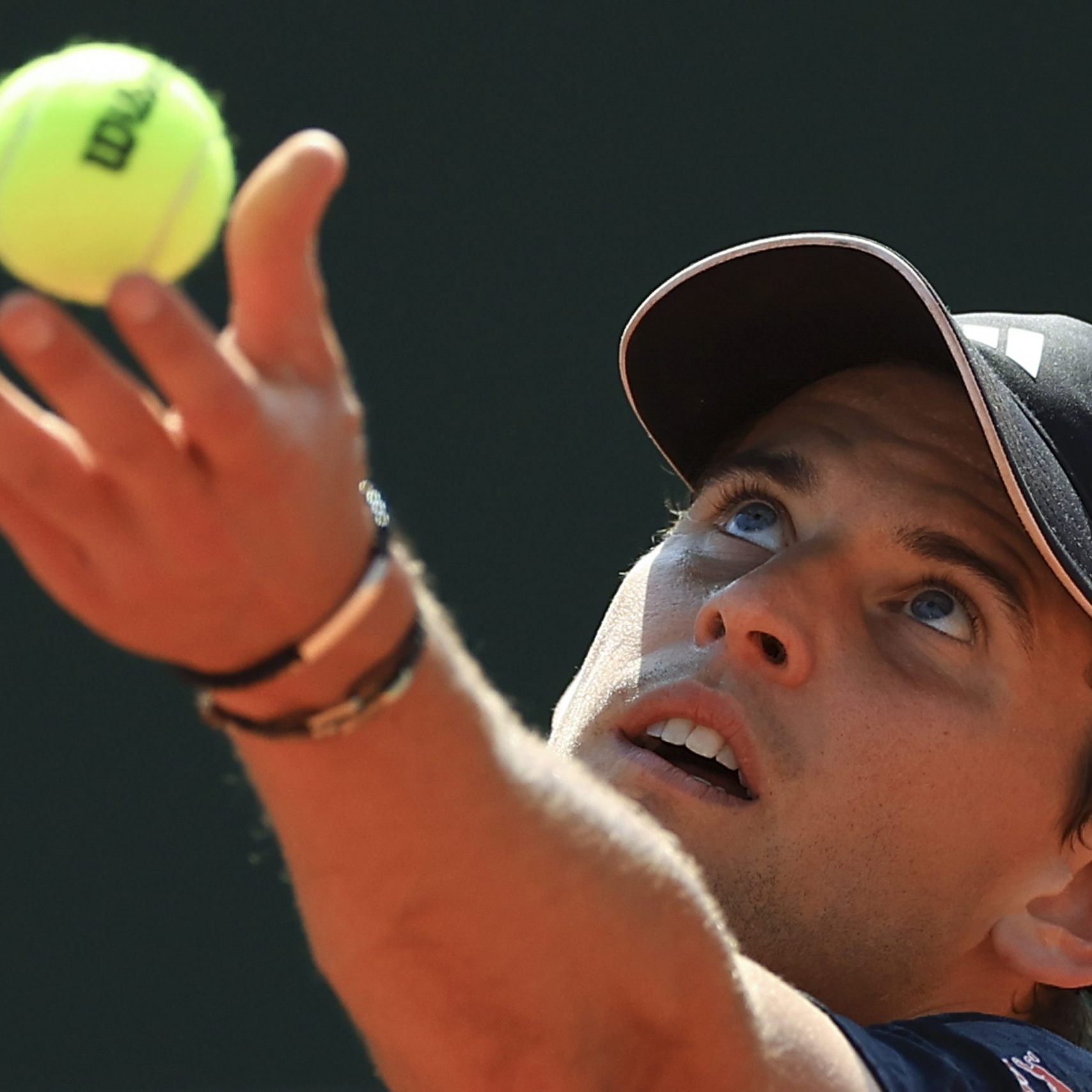 Dominic Thiem schlägt beim Rasen-Turnier in Mallorca auf.