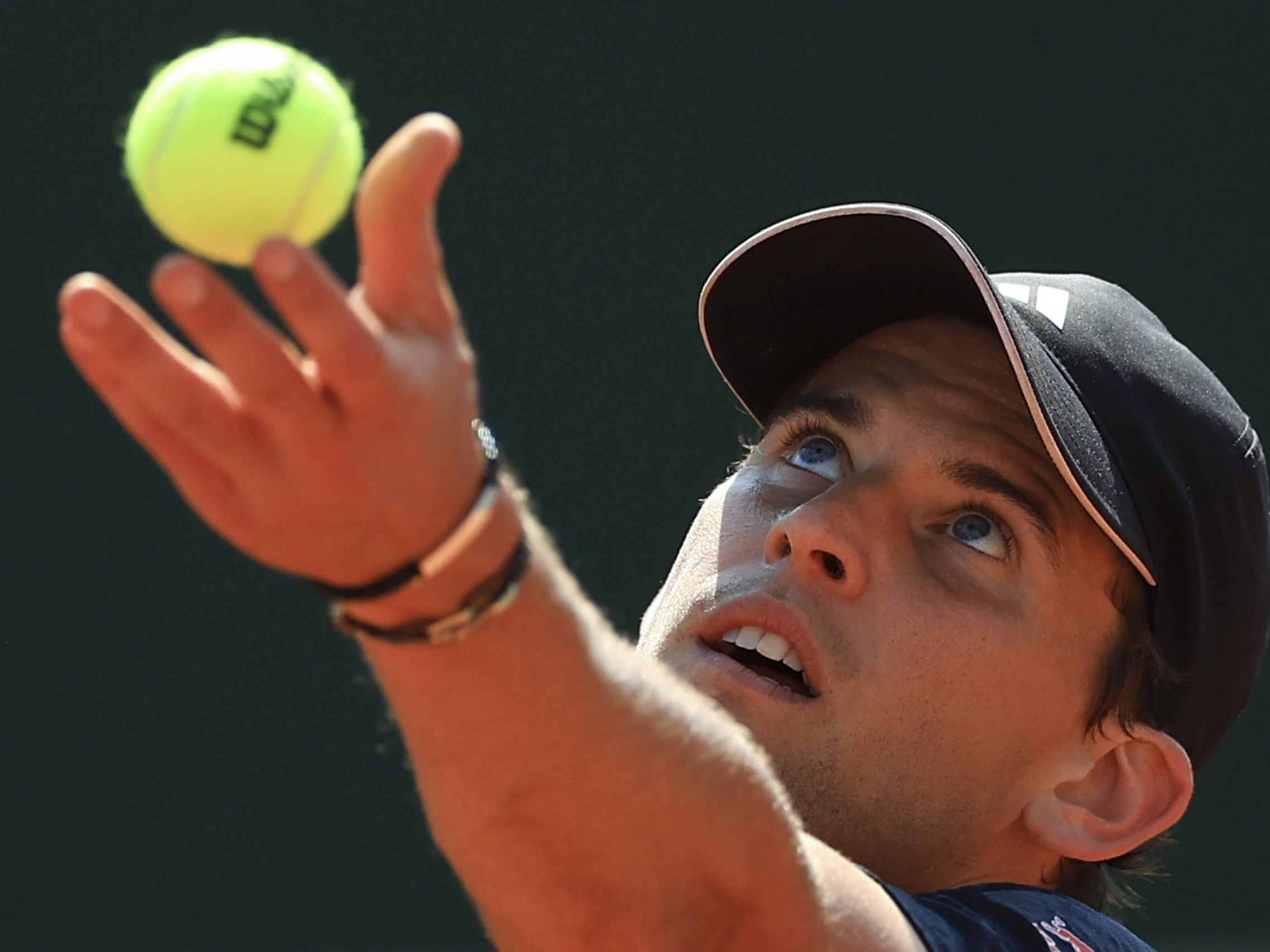 Dominic Thiem schlägt beim Rasen-Turnier in Mallorca auf. Dominic Thiem schlägt beim Rasen-Turnier in Mallorca auf.