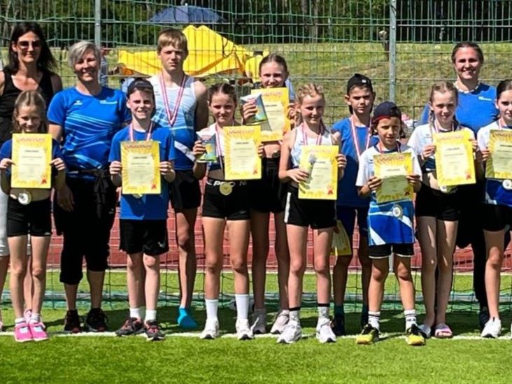 U12 und U14 und Trainer Carina Pfanner, Petra Sobotta, Sonja Wild-Pöllmann U12 und U14 und Trainer Carina Pfanner, Petra Sobotta, Sonja Wild-Pöllmann