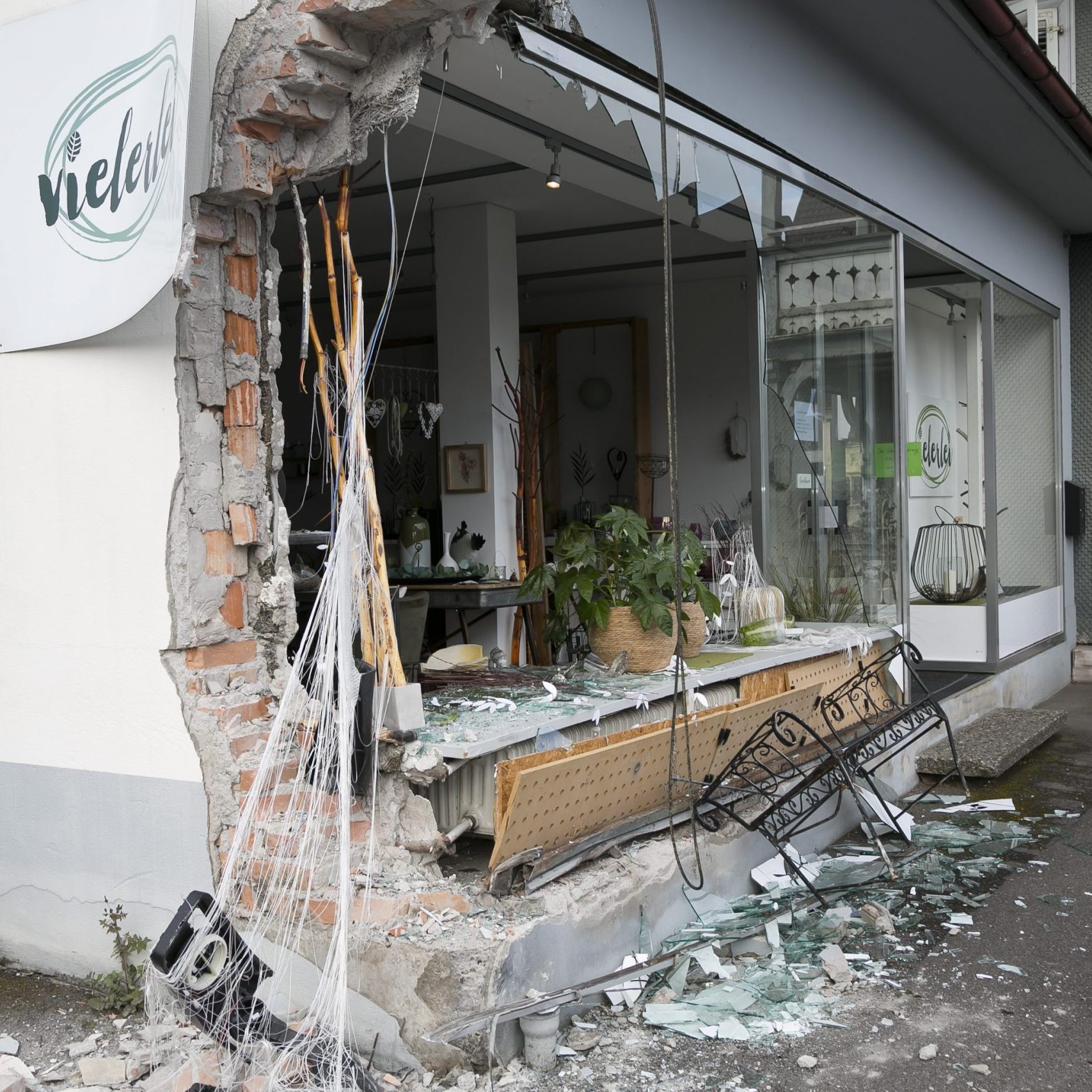 Bei den Unfall wurde auch ein Geschäft erheblich beschädigt.