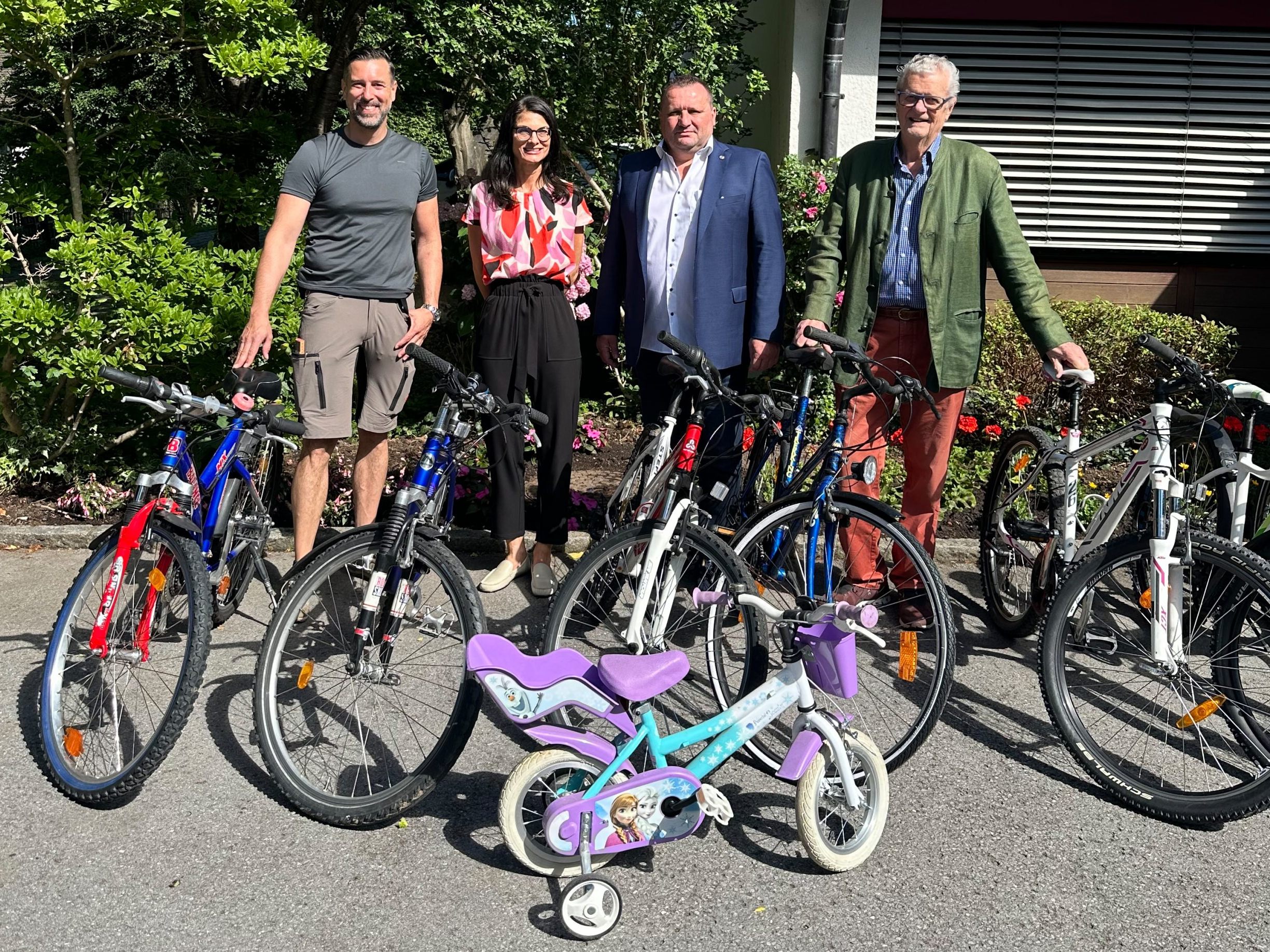 Bei der Rad-Übergabe mit dabei: Wolfgang Greif und Karin Mäser (Vorarlberger Kinderdorf), Hansjörg Meiner und Alfred Allmaier (Kiwanis Club Bregenz)