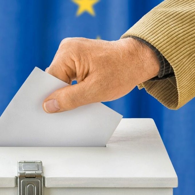 Wenn die Anzahl der Vorzugsstimmen einer Kandidatin oder eines Kandidaten eine gewisse Hürde überspringt, kann er oder sie Anspruch auf das erste Mandat der Partei erhalten.