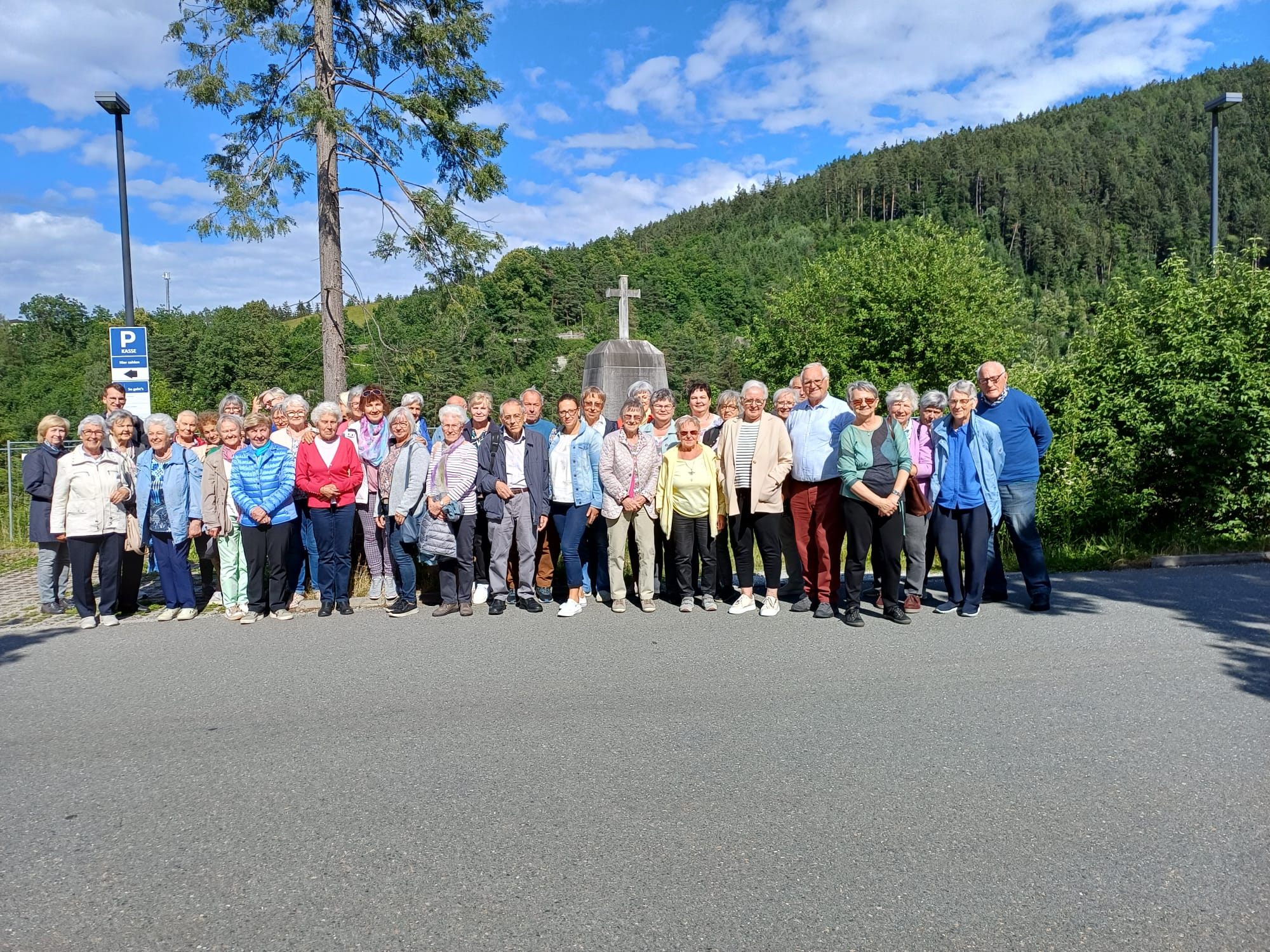 Eine fröhliche Schar Senioren des Seelsorgeraumes Bludenz unterwegs